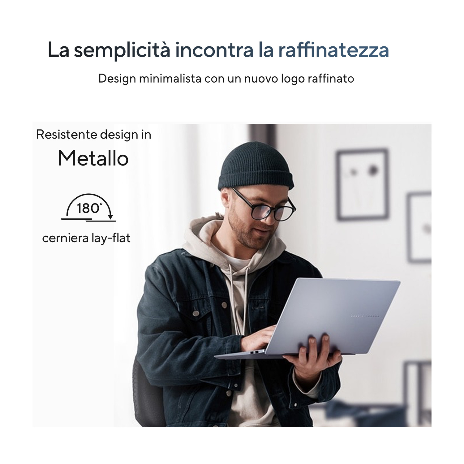 Uomo con occhiali tiene un laptop argento che si apre piatto a 180 gradi.