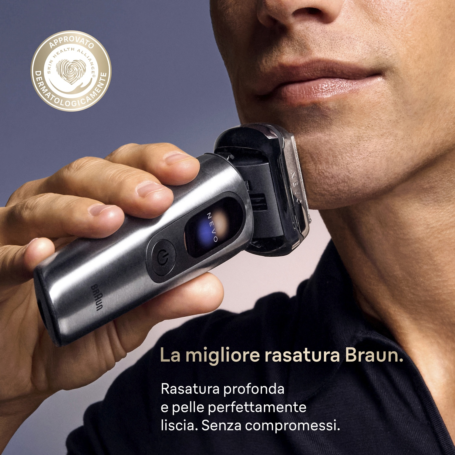 Uomo si rade con un rasoio elettrico Braun. Dermatologicamente testato.
