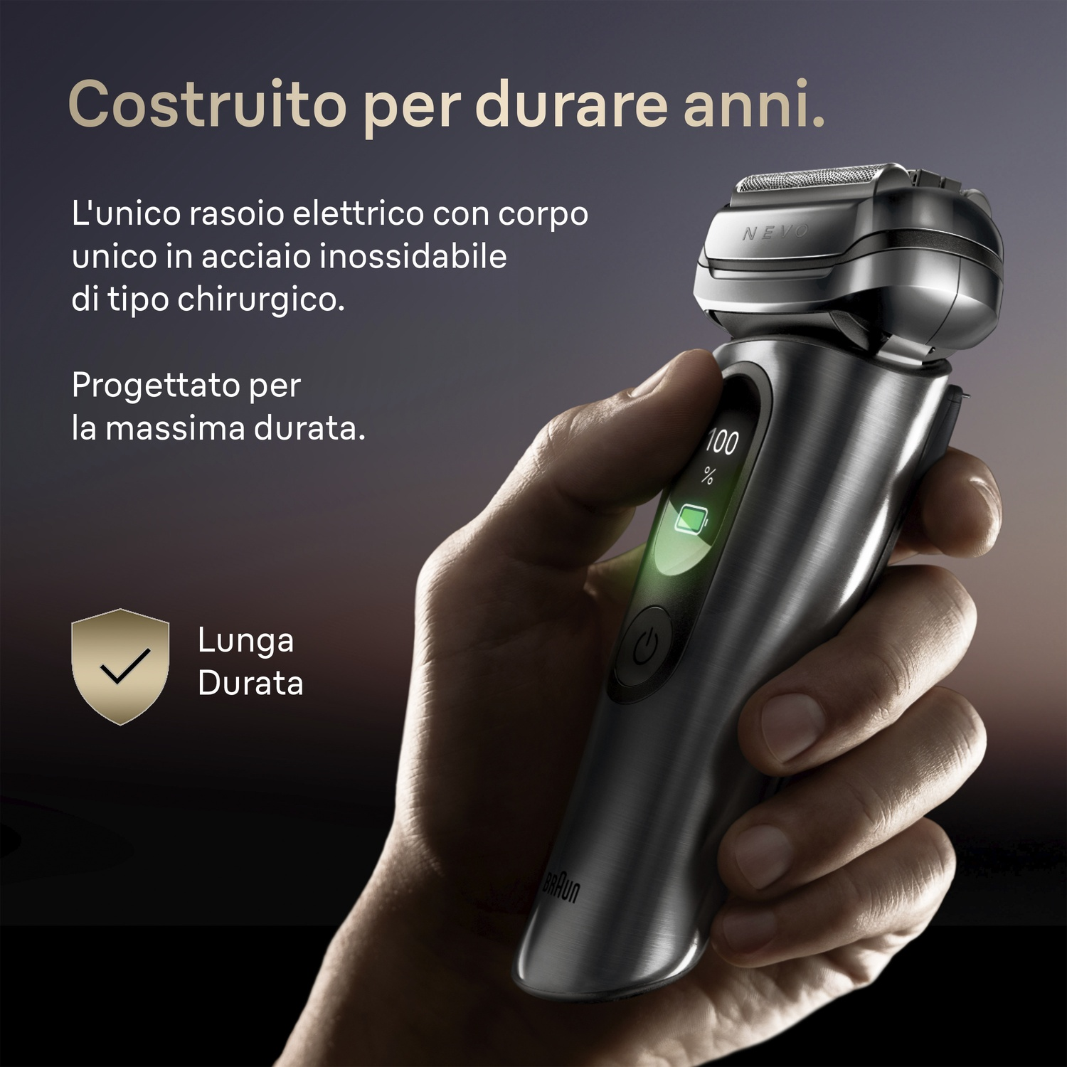 Una mano tiene un rasoio elettrico argentato con 100% di carica. Ha display e pulsante.