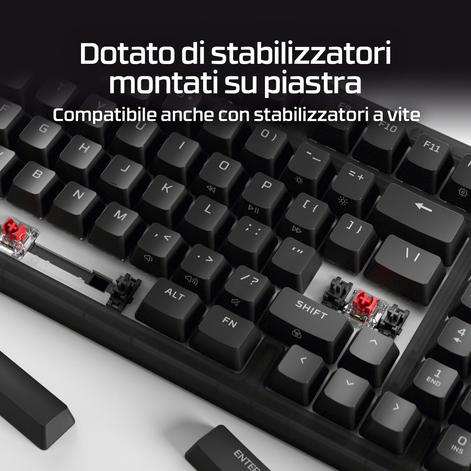 Primo piano di una tastiera nera con switch rossi e copritasti con testo visibili.