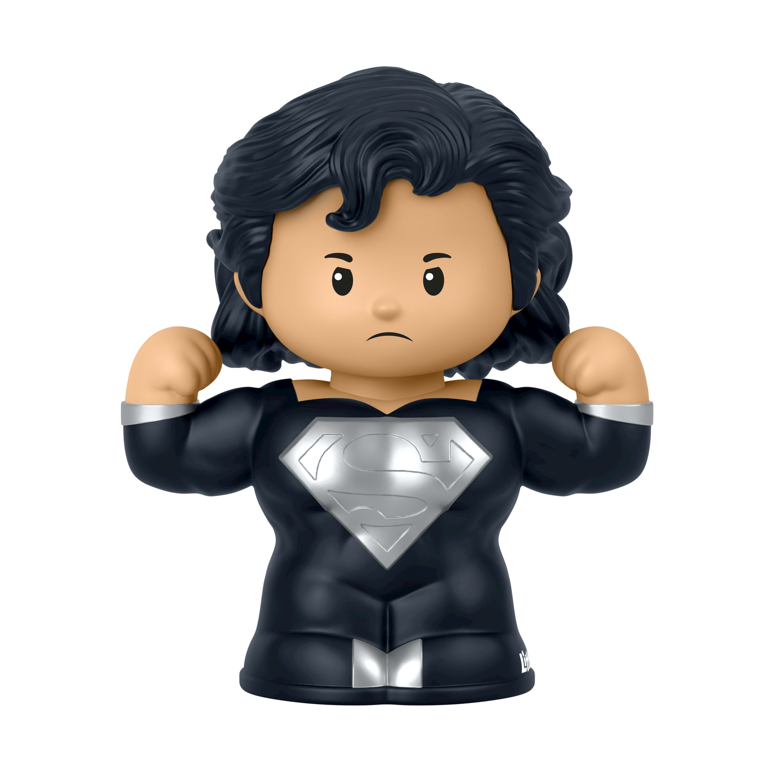 Una figura con capelli neri che indossa il logo di Superman su un abito nero.