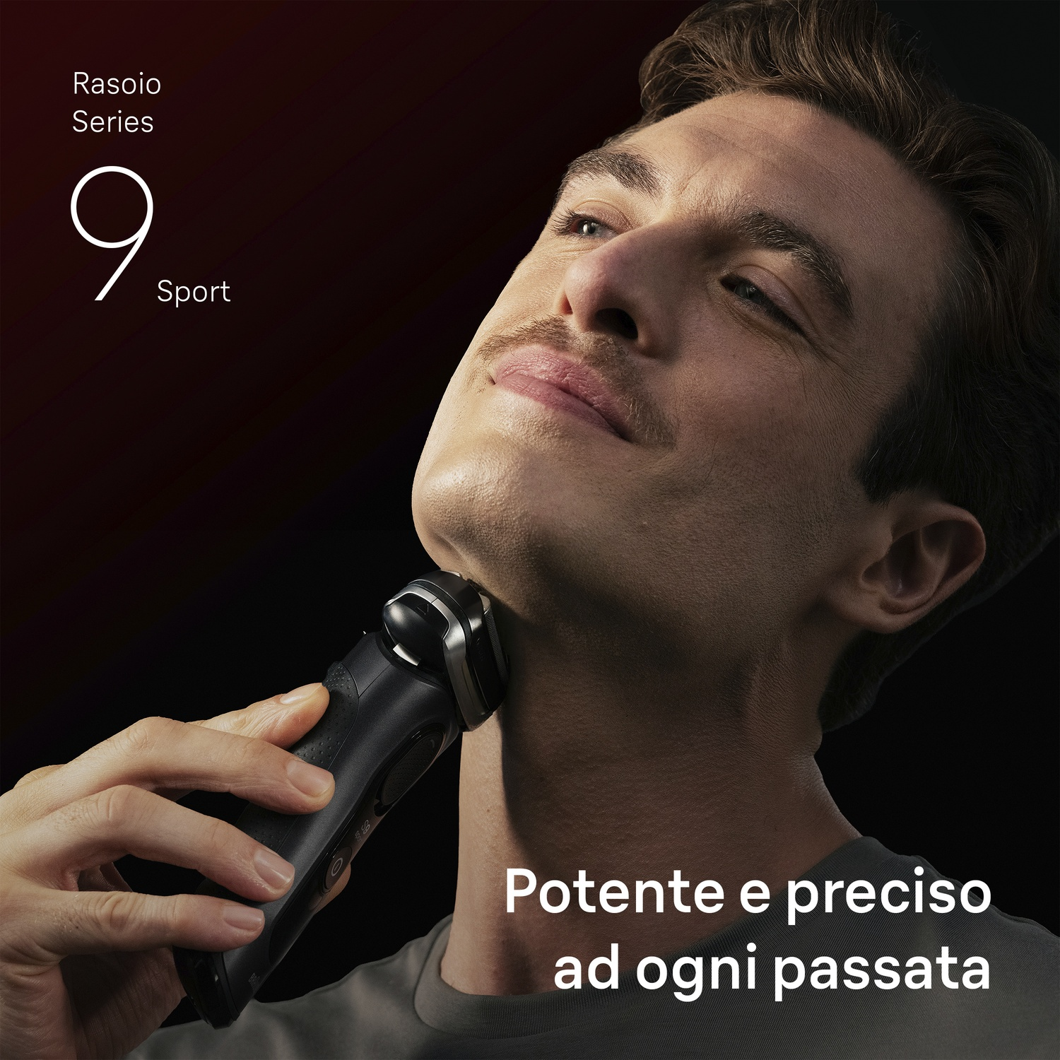 Uomo si rade con un rasoio elettrico nero, Series 9 Sport.