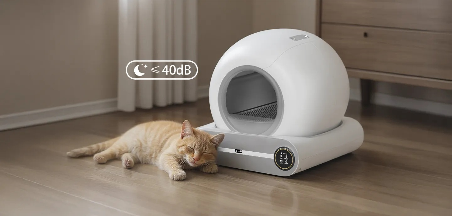 Kot śpi obok białej, kulistej kuwety z ikoną "<lt/>40dB".