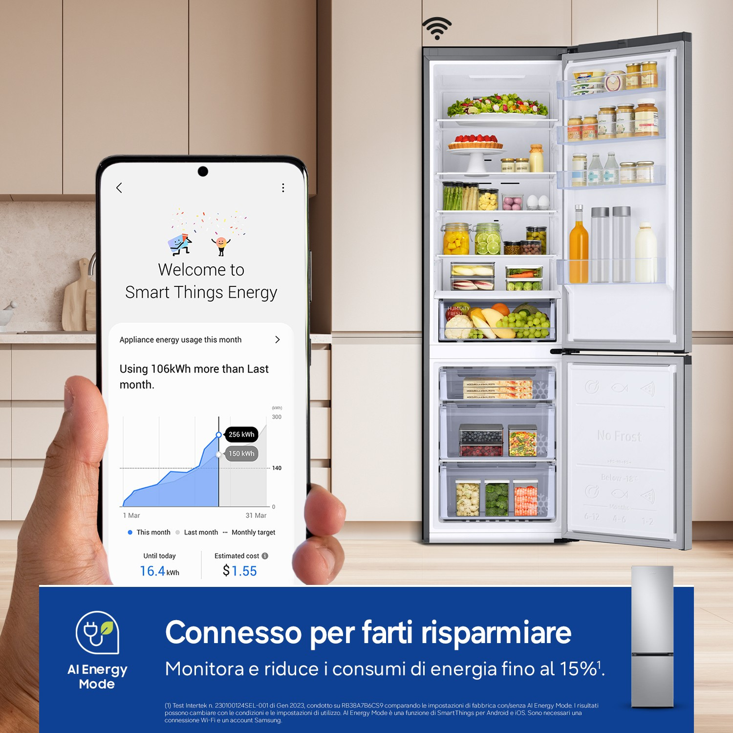 Uno smartphone mostra una panoramica dei consumi energetici accanto a un frigorifero aperto.