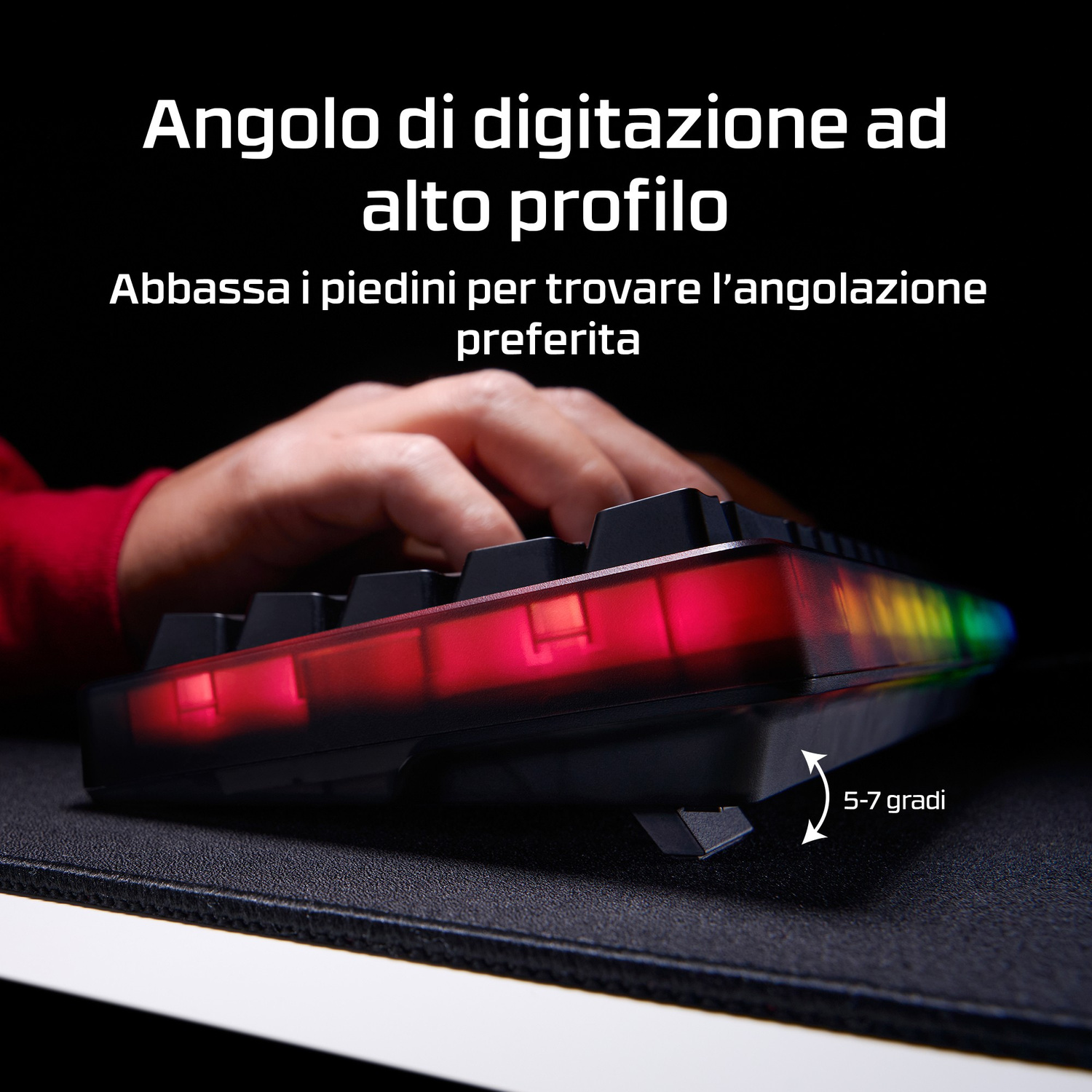 Mani che digitano su tastiera con illuminazione RGB e piedini regolabili.