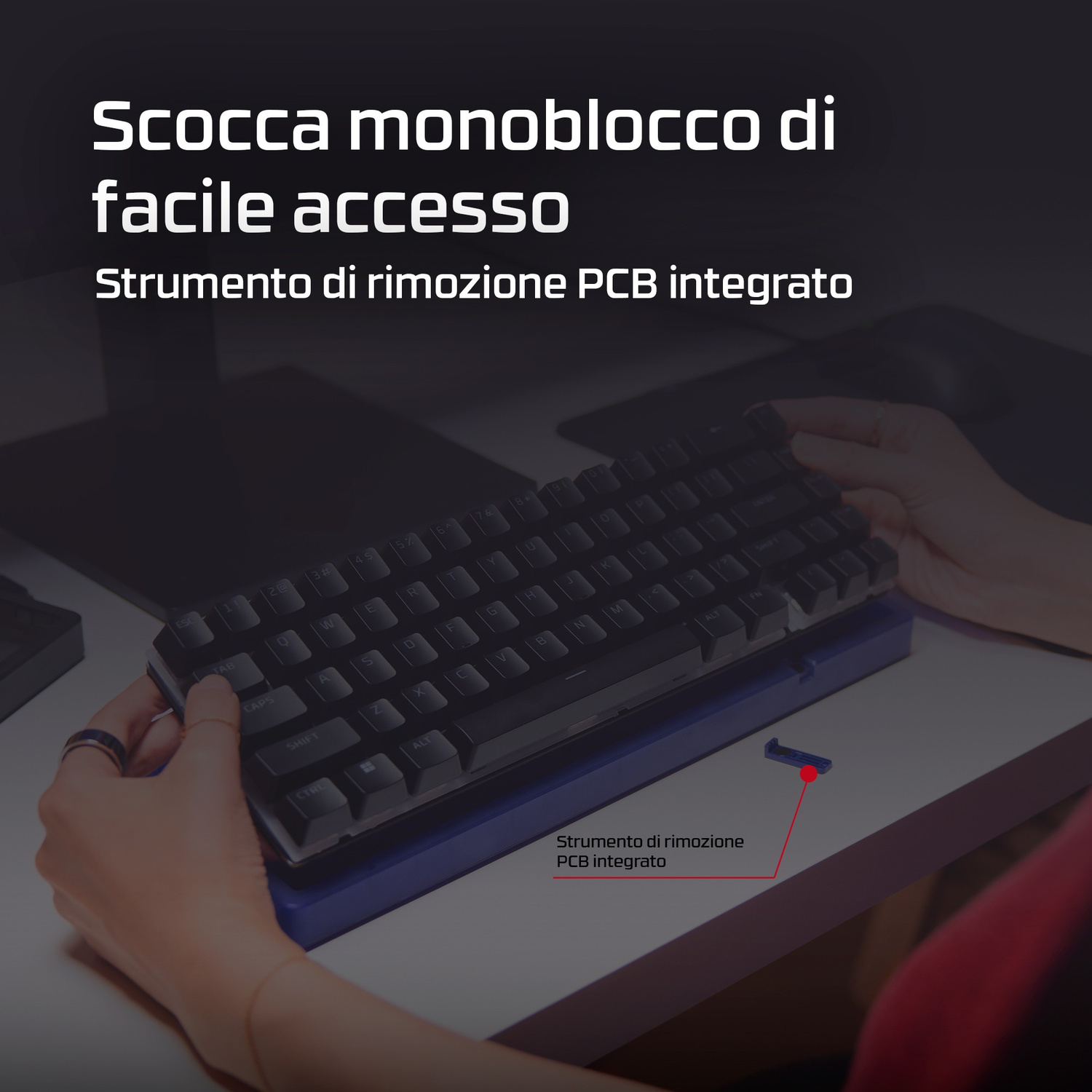 Una mano tiene una tastiera su un supporto blu. Un piccolo strumento blu è nelle vicinanze.