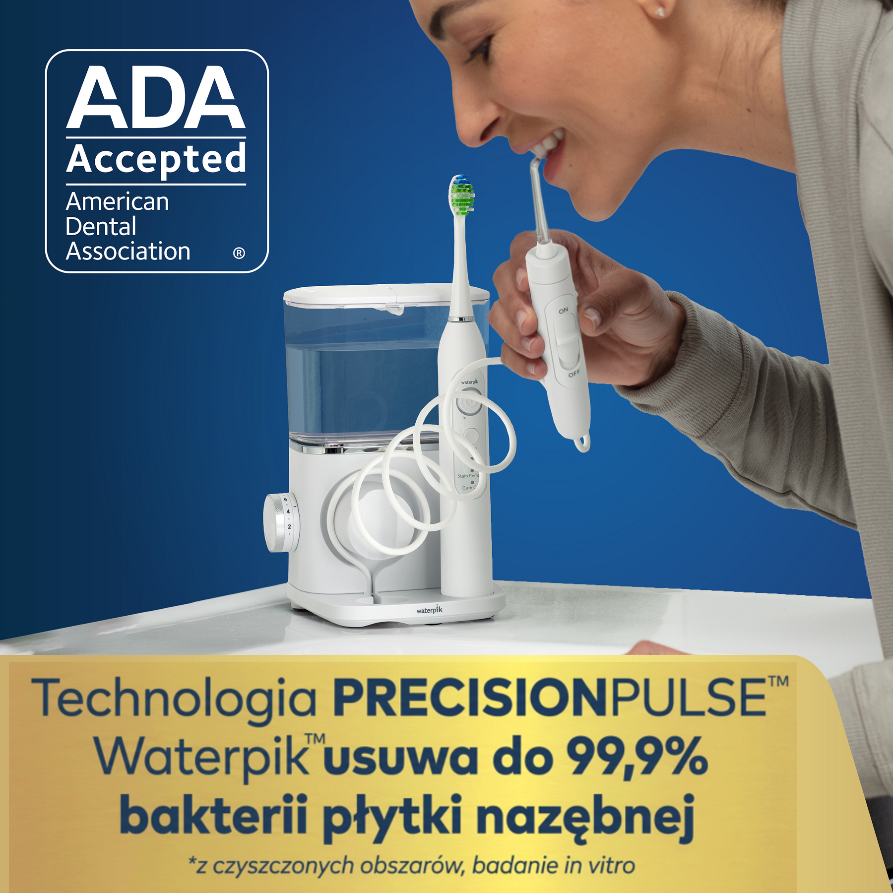 Kobieta używa szczoteczki elektrycznej i irygatora. Pieczęć ADA Akceptowane.