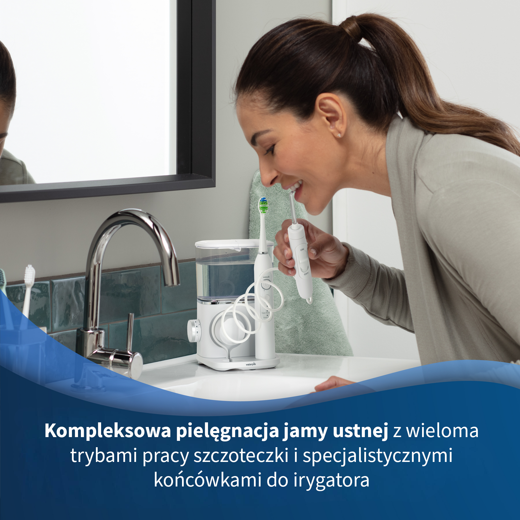 Kobieta używa irygatora i szczoteczki elektrycznej przy umywalce, lustro z tyłu.