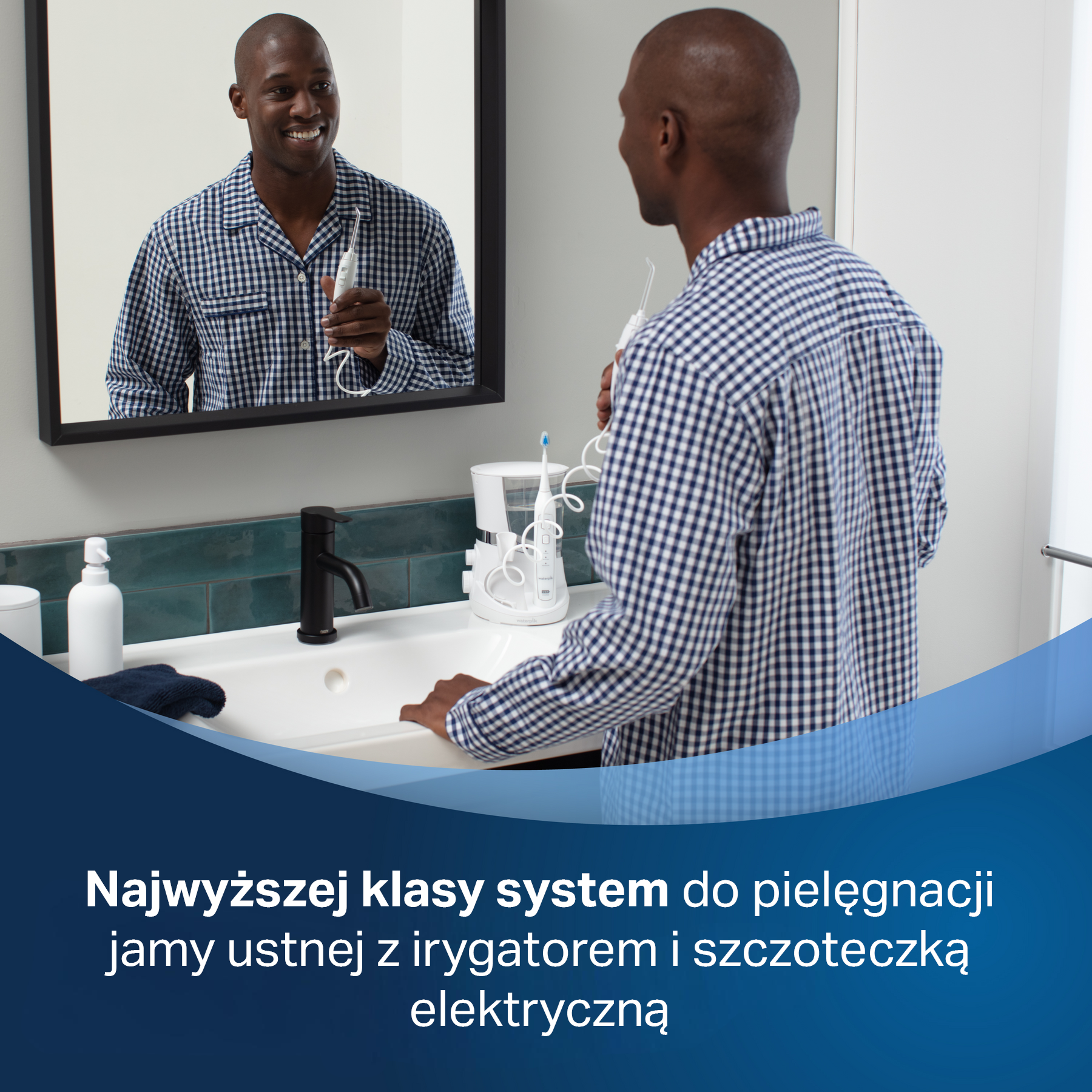 Mężczyzna w piżamie używa irygatora przed lustrem w łazience.