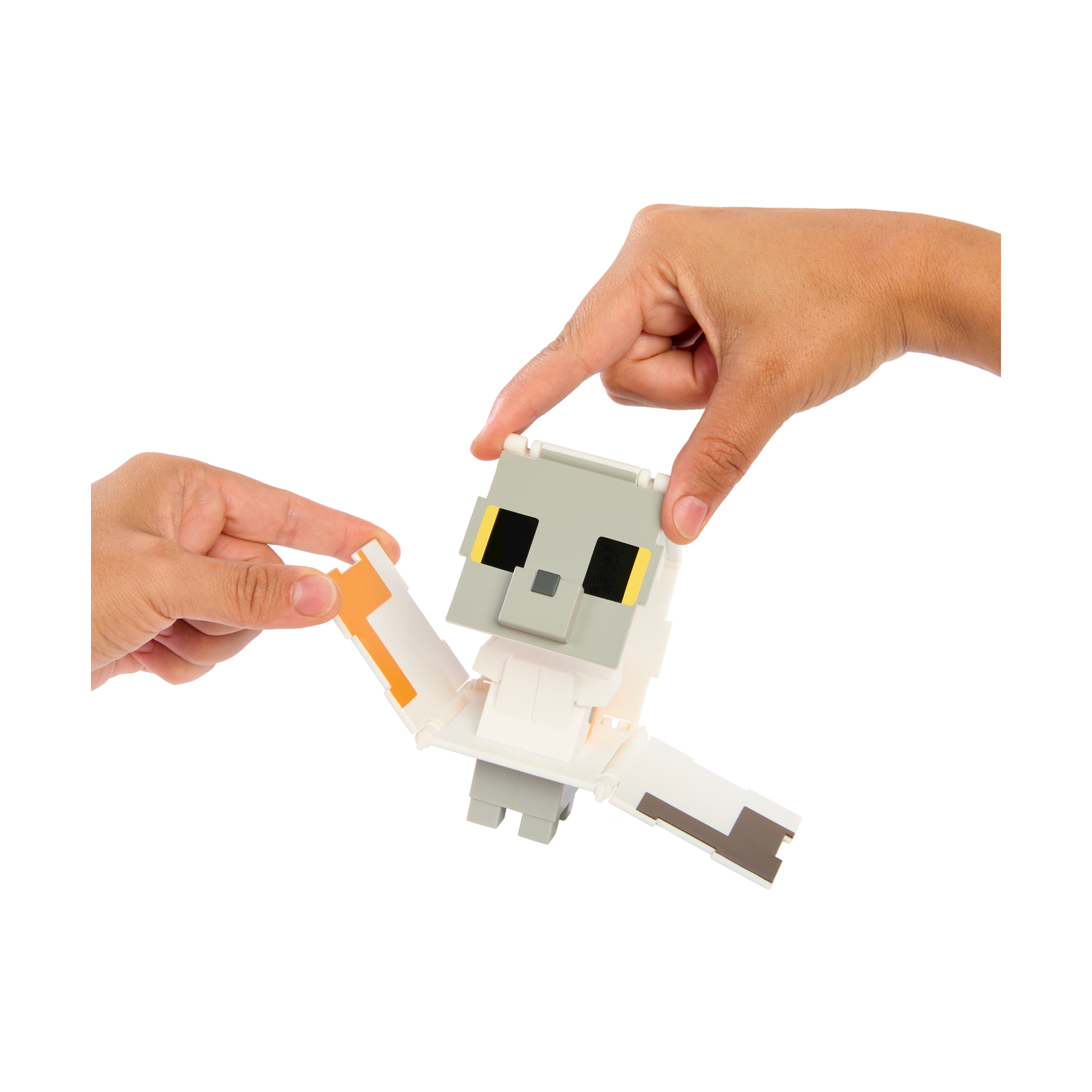 Due mani tengono una figura animale bianca e grigia di blocchi con occhi gialli.