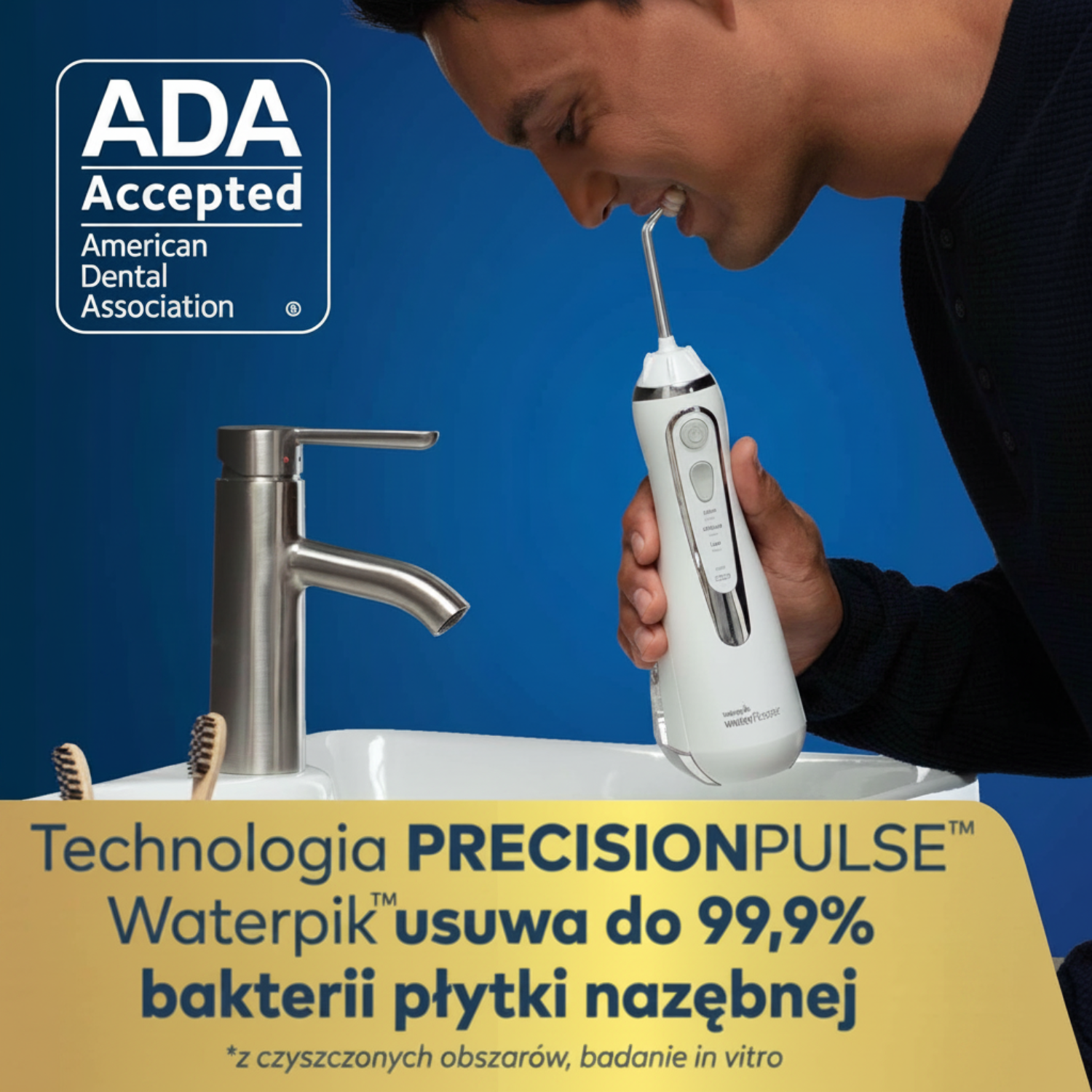 Mężczyzna używa białego irygatora Waterpik przy umywalce, z logo ADA Accepted.