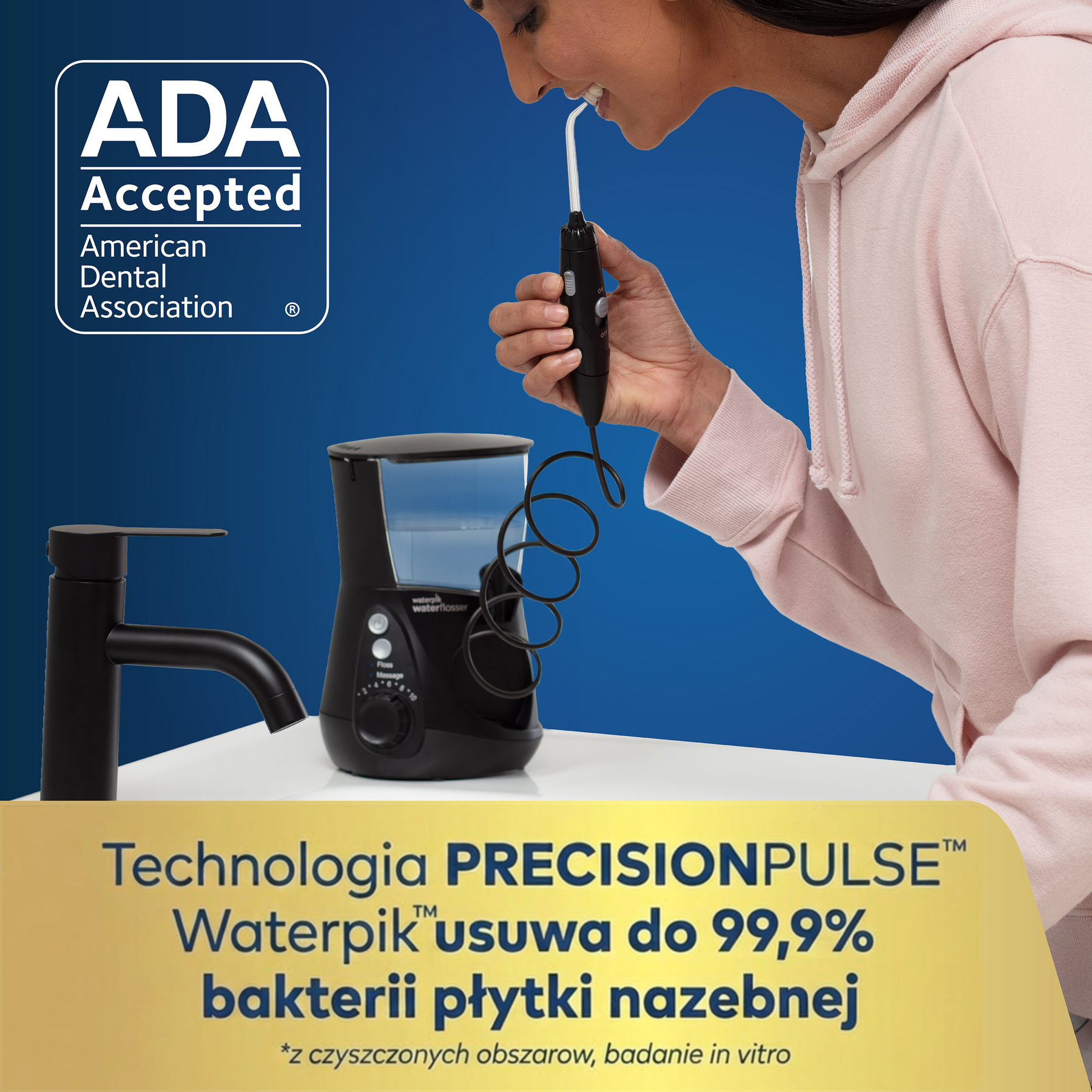 Kobieta używa akceptowanego przez ADA Waterpika. Obok jest czarna bateria.