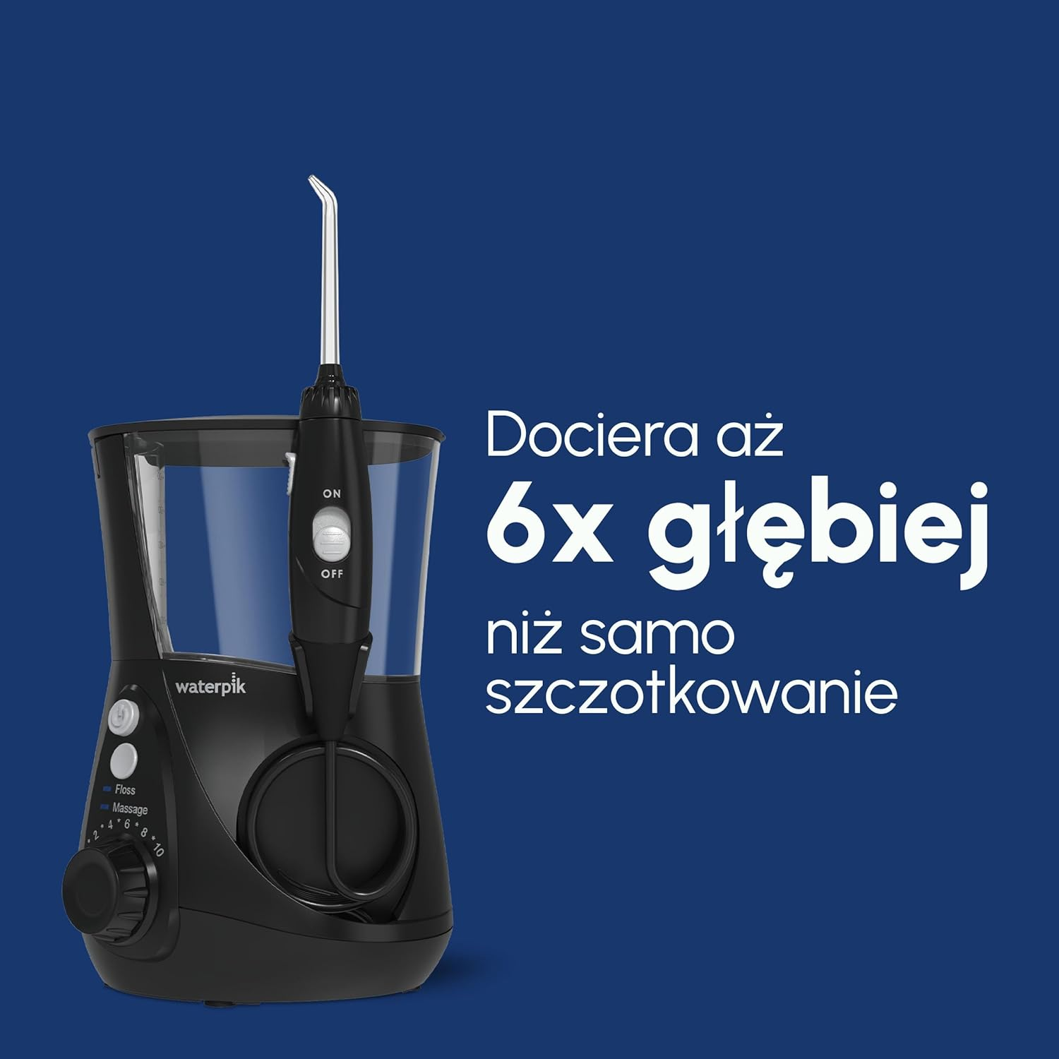 Czarna irygator Waterpik na niebieskim tle z polskim tekstem.