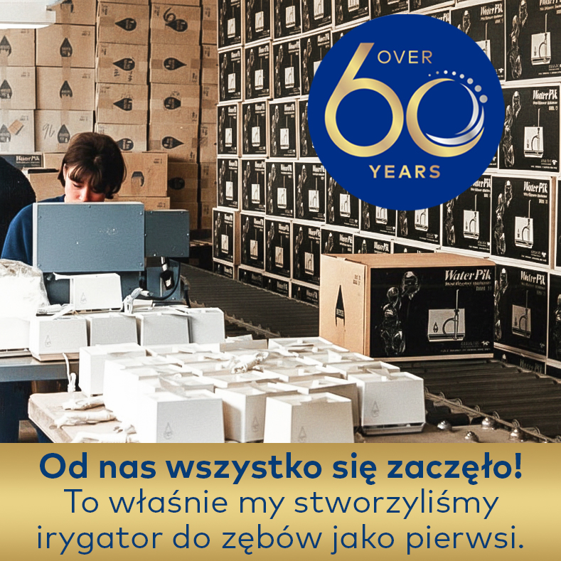 Kobieta przy taśmie produkcyjnej z pudełkami i produktami. Logo "Ponad 60 lat".