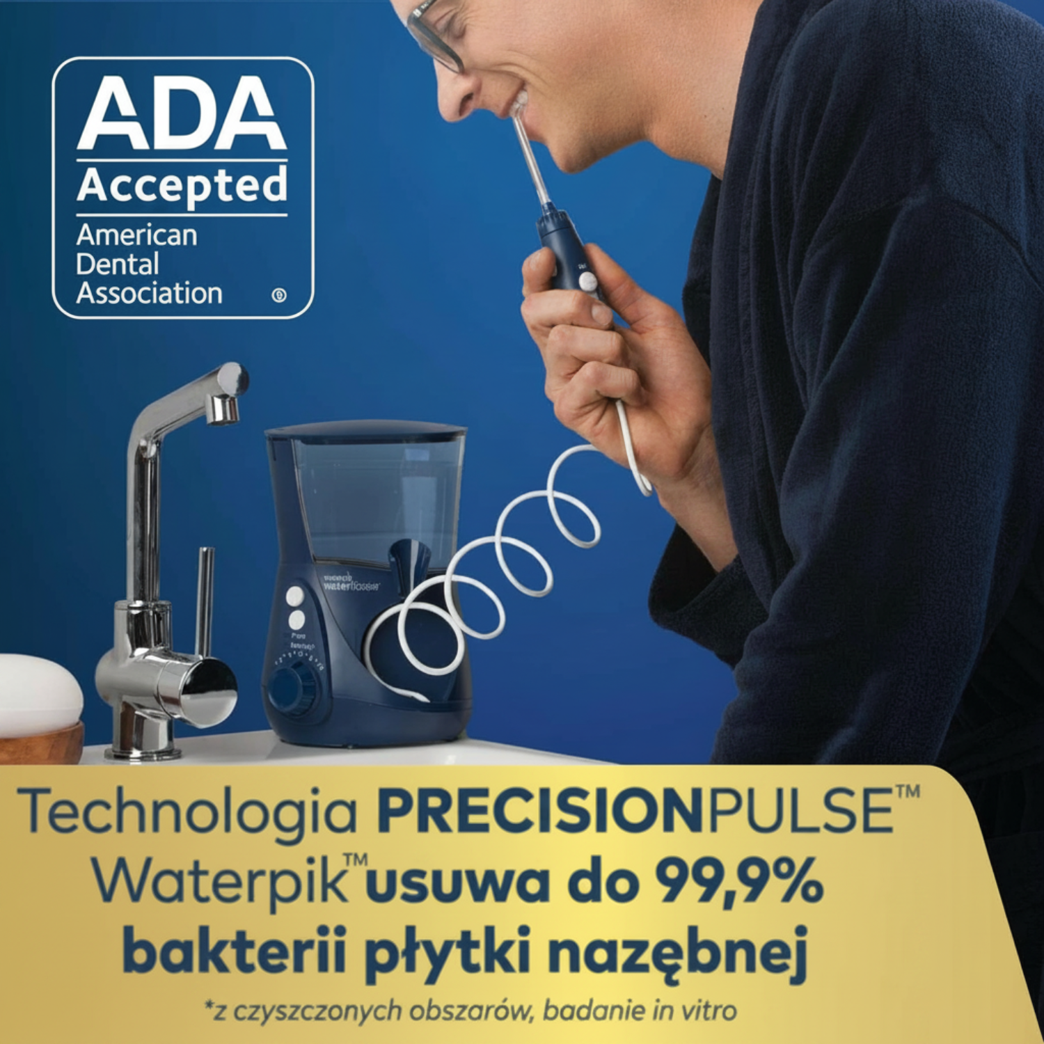Mężczyzna używa niebieskiego Waterpika do czyszczenia zębów. Znak ADA.