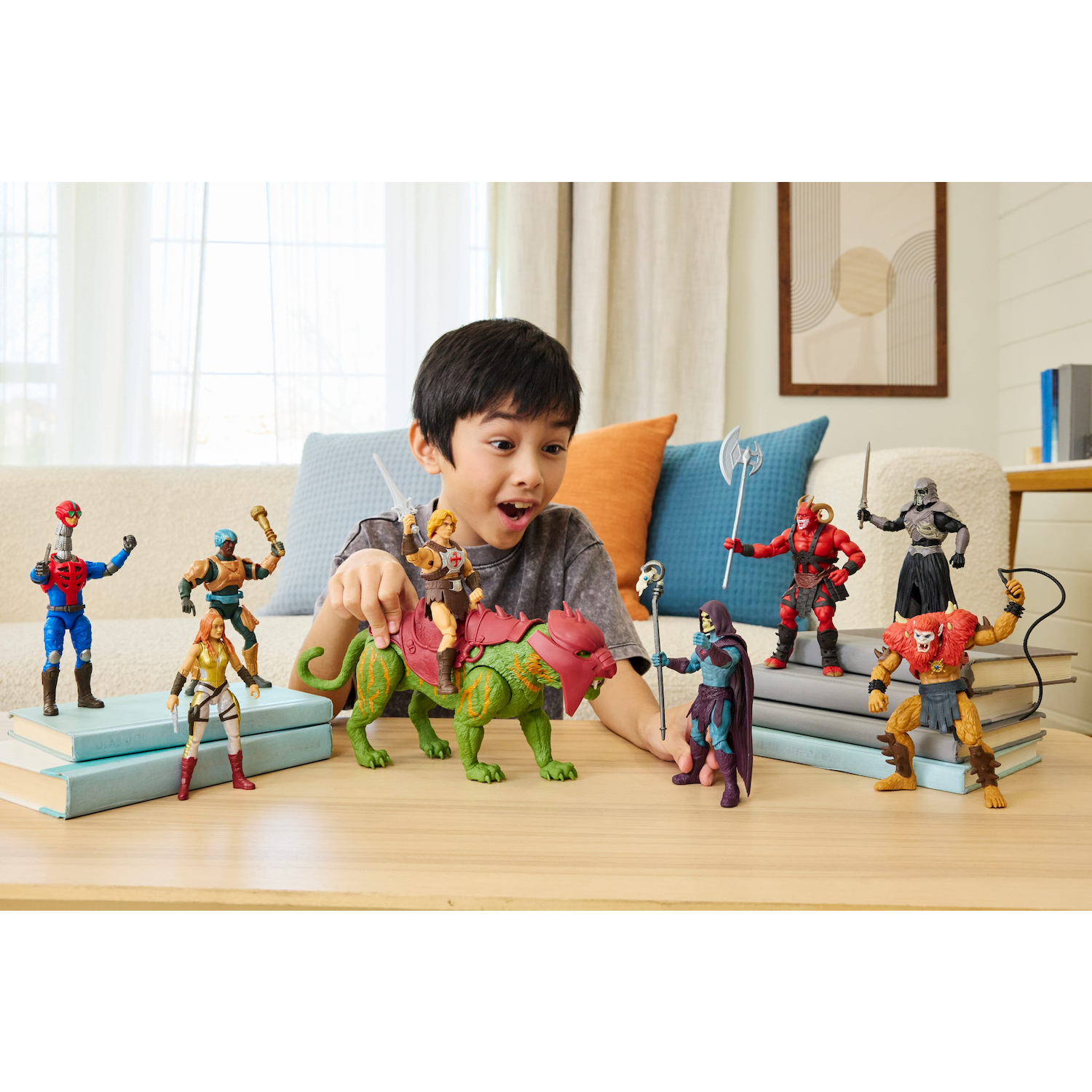 Ragazzo gioca con action figure Masters of the Universe, tra cui Battle Cat, He-Man.