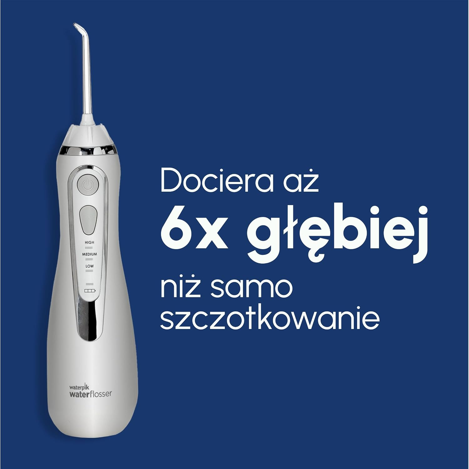 Biała elektryczna irygator do ust z dyszą na niebieskim tle.