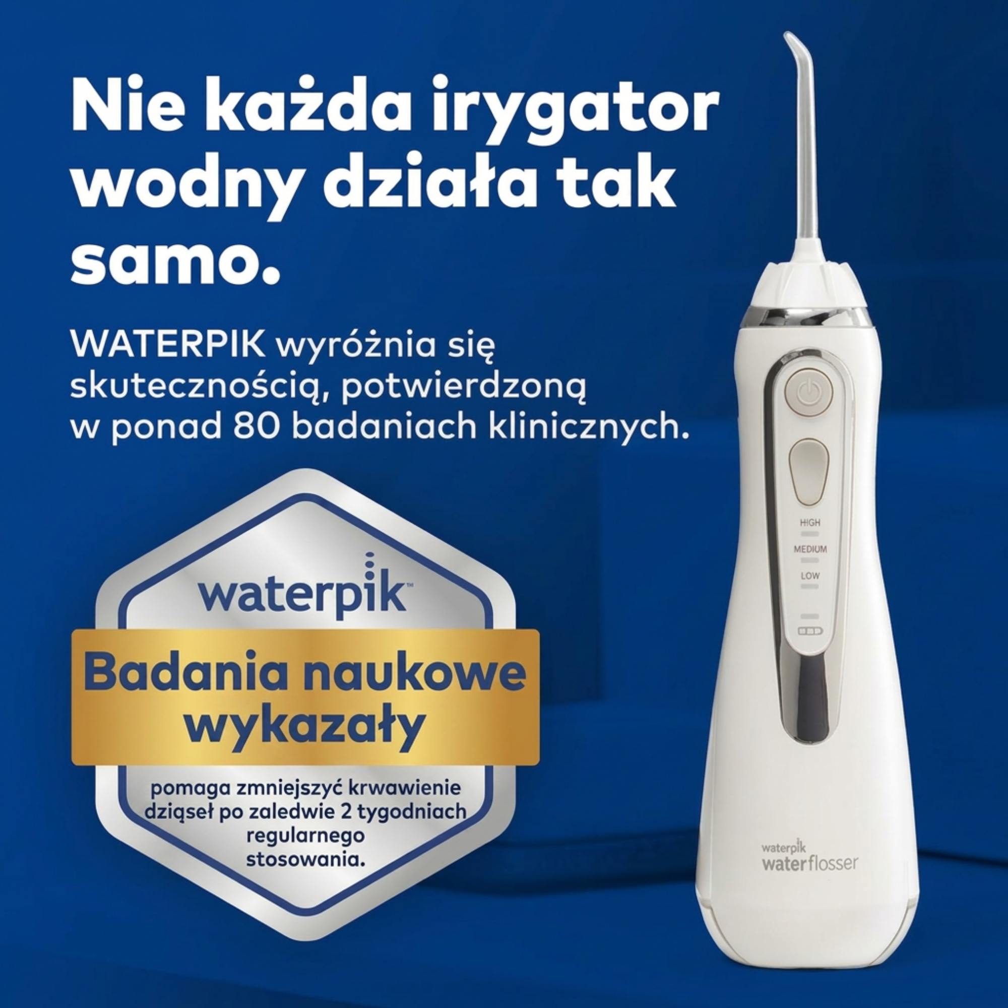 Biały irygator Waterpik z srebrnymi akcentami na niebieskim tle.