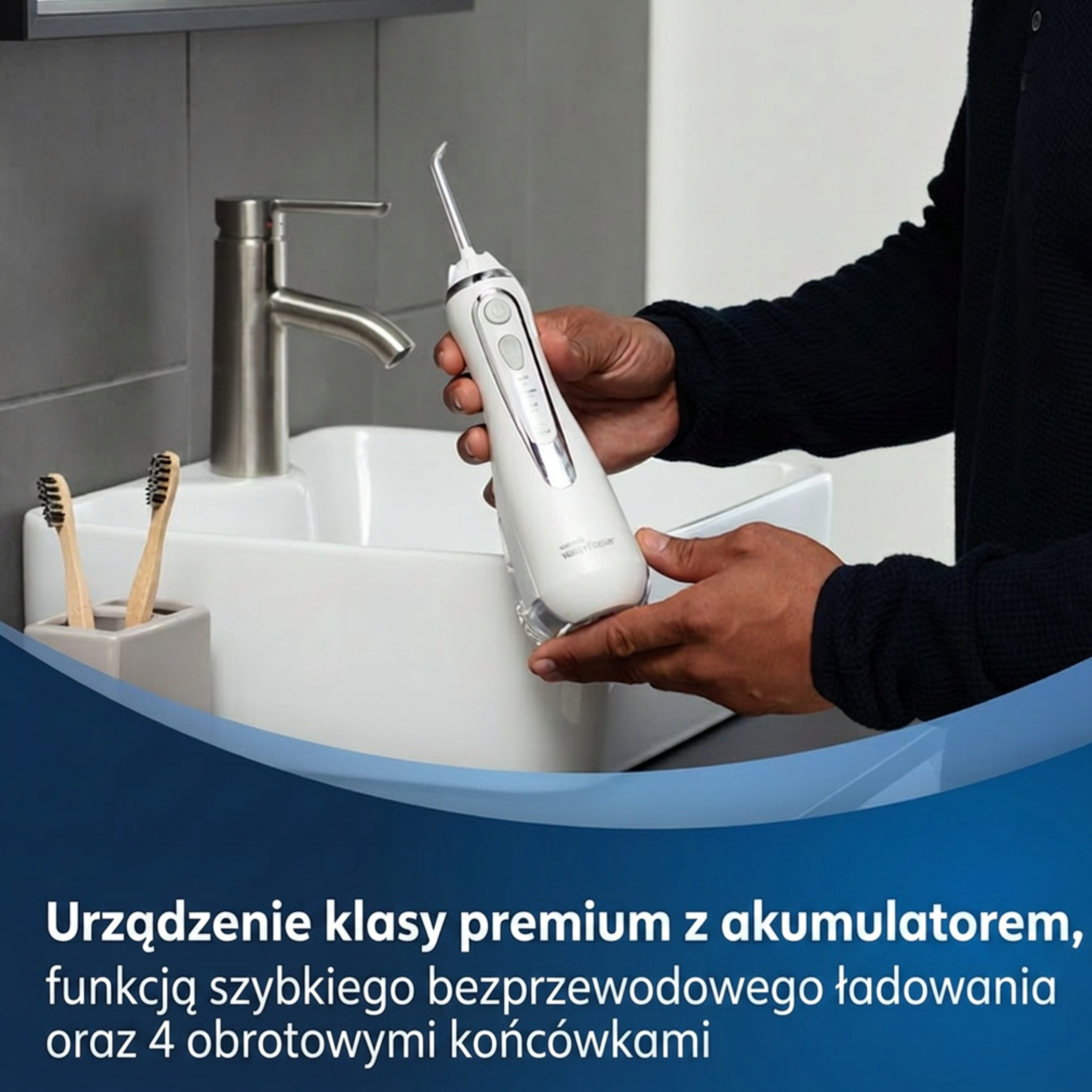 Mężczyzna trzyma białą irygator dentystyczny nad umywalką z kranem i szczoteczkami.