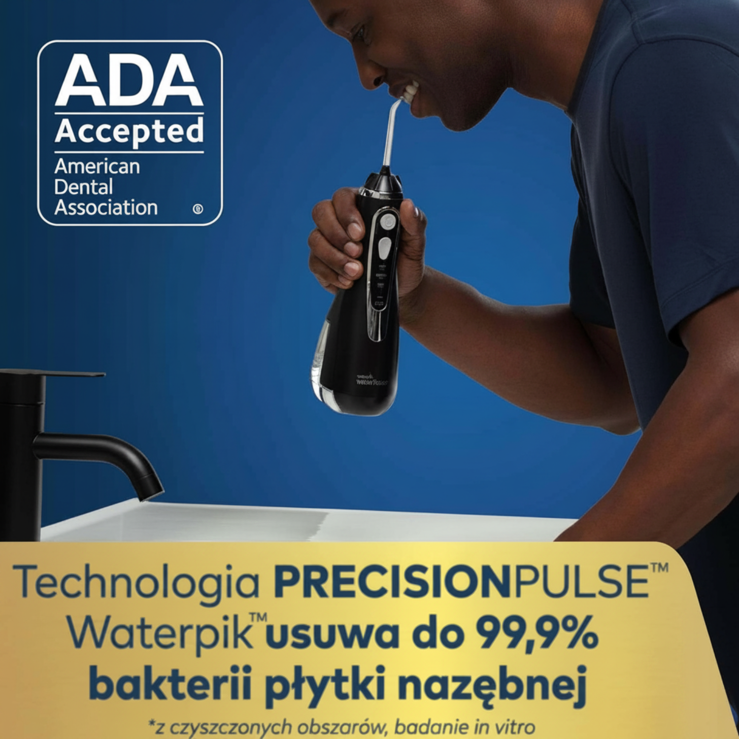 Mężczyzna używa czarnego Waterpik przed niebieskim tłem z pieczęcią ADA.