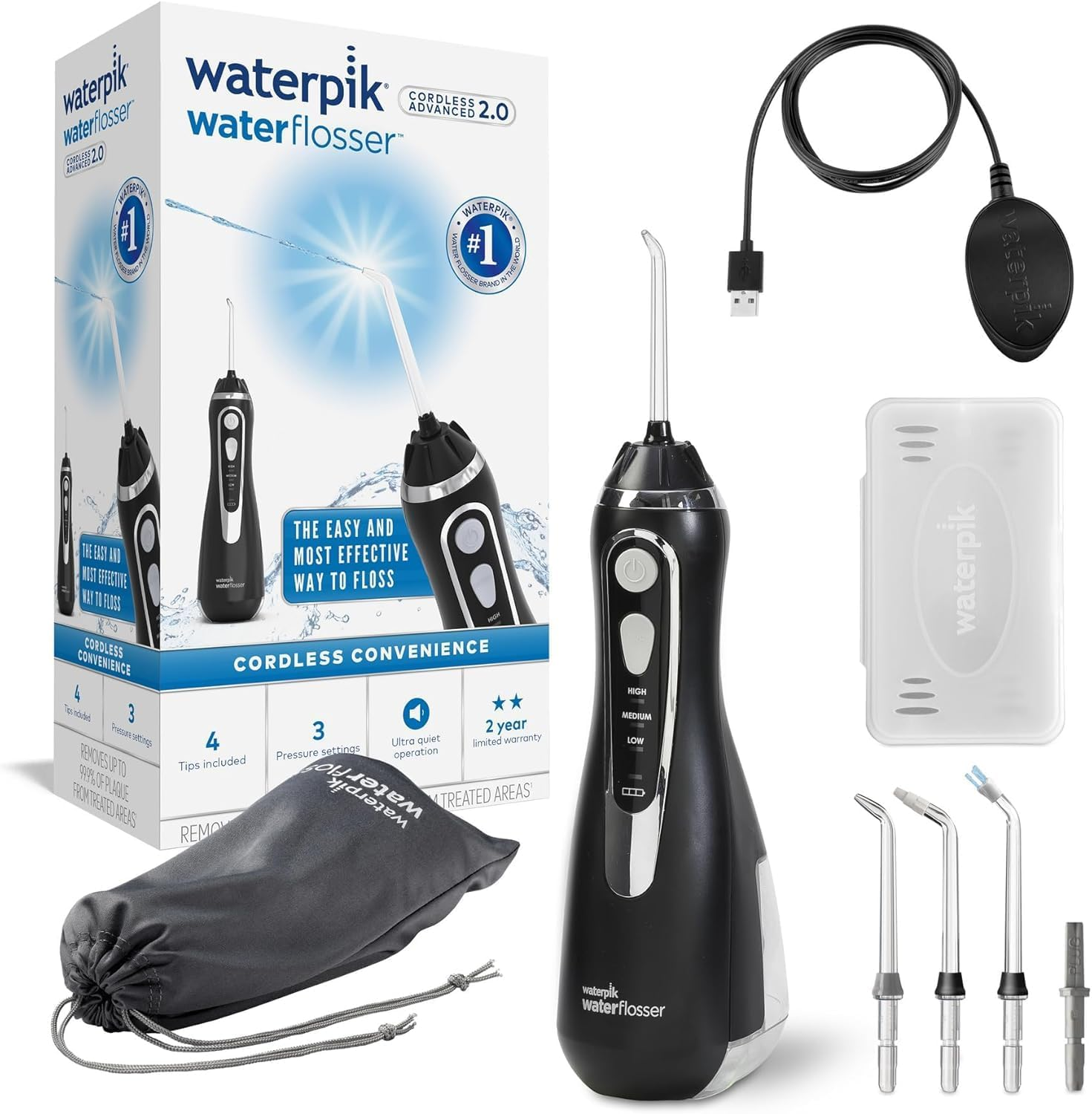 Waterpik waterflosser, pudełko, ładowarka i różne końcówki na białym tle.