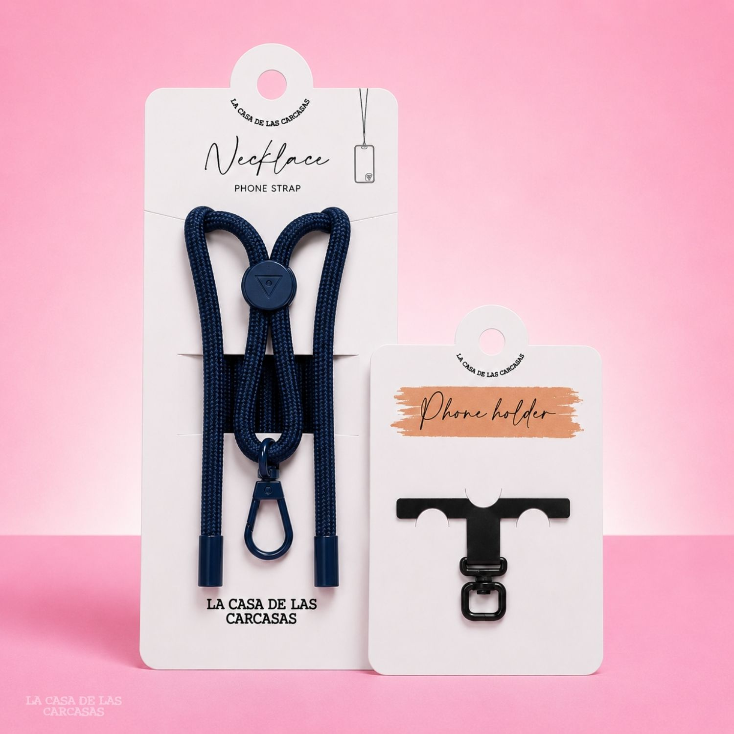 Tracolla per telefono a collana blu scuro e supporto per telefono nero su cartellini bianchi.
