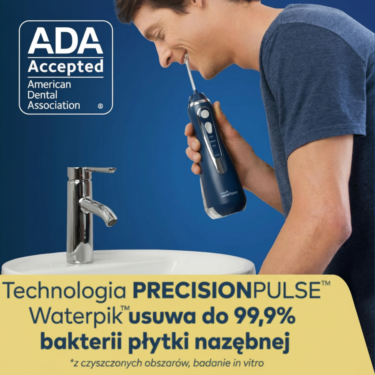 Mężczyzna używa irygatora w umywalce. Pieczęć ADA w lewym górnym rogu.