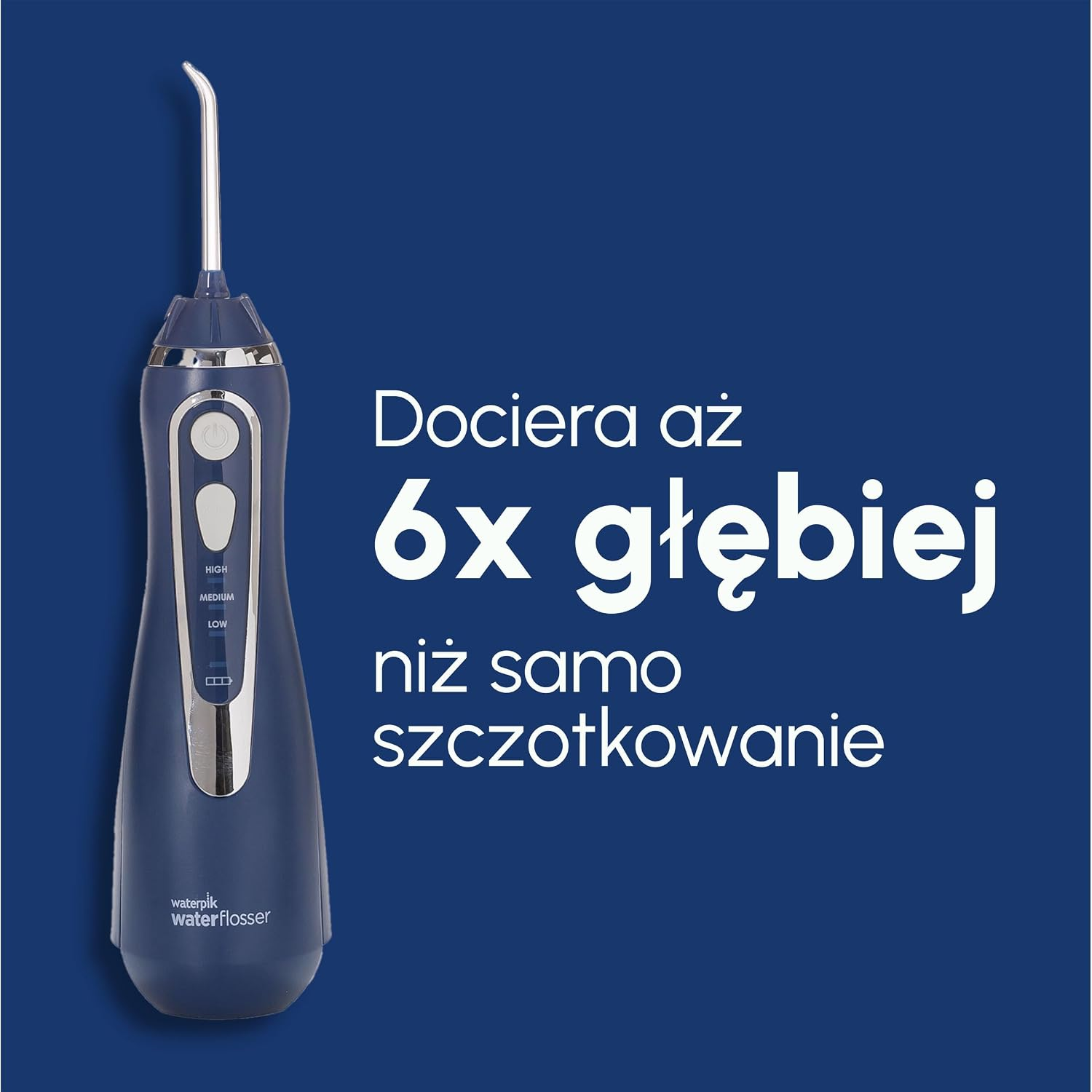 Ciemnoniebieski irygator Waterpik z metalową końcówką i przyciskami sterującymi.