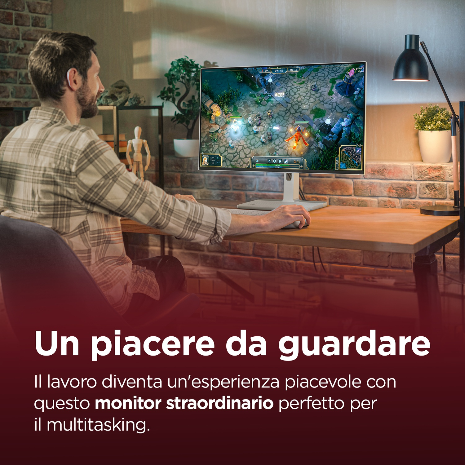 Uomo gioca a un videogioco su un monitor in un ufficio con parete in mattoni.