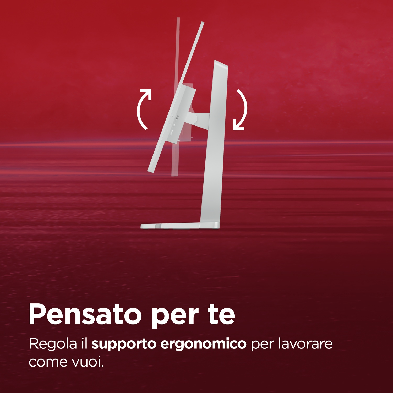 Un supporto monitor bianco con braccio regolabile su sfondo rosso.