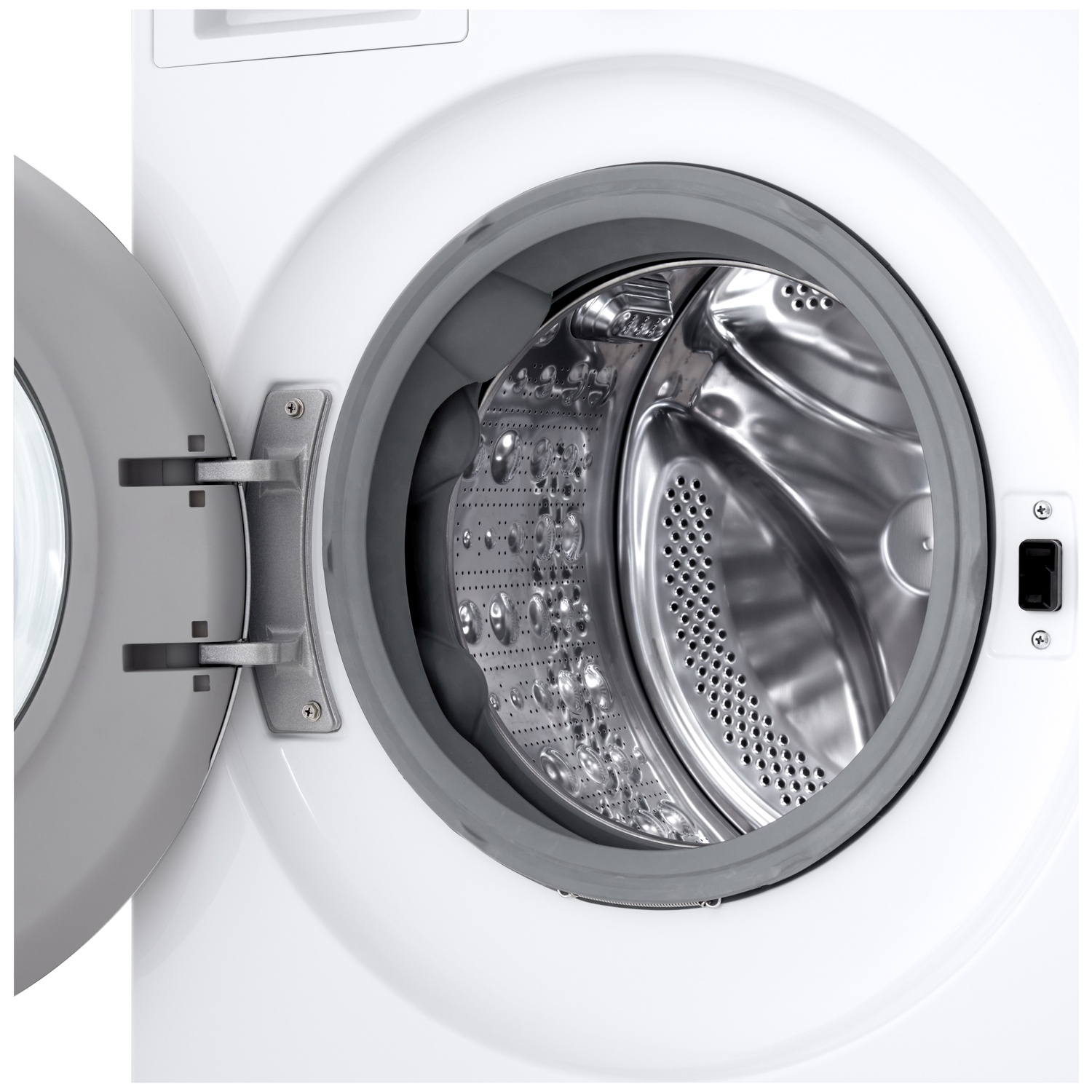 Een witte wasmachine met open deur, die de zilveren trommel onthult.