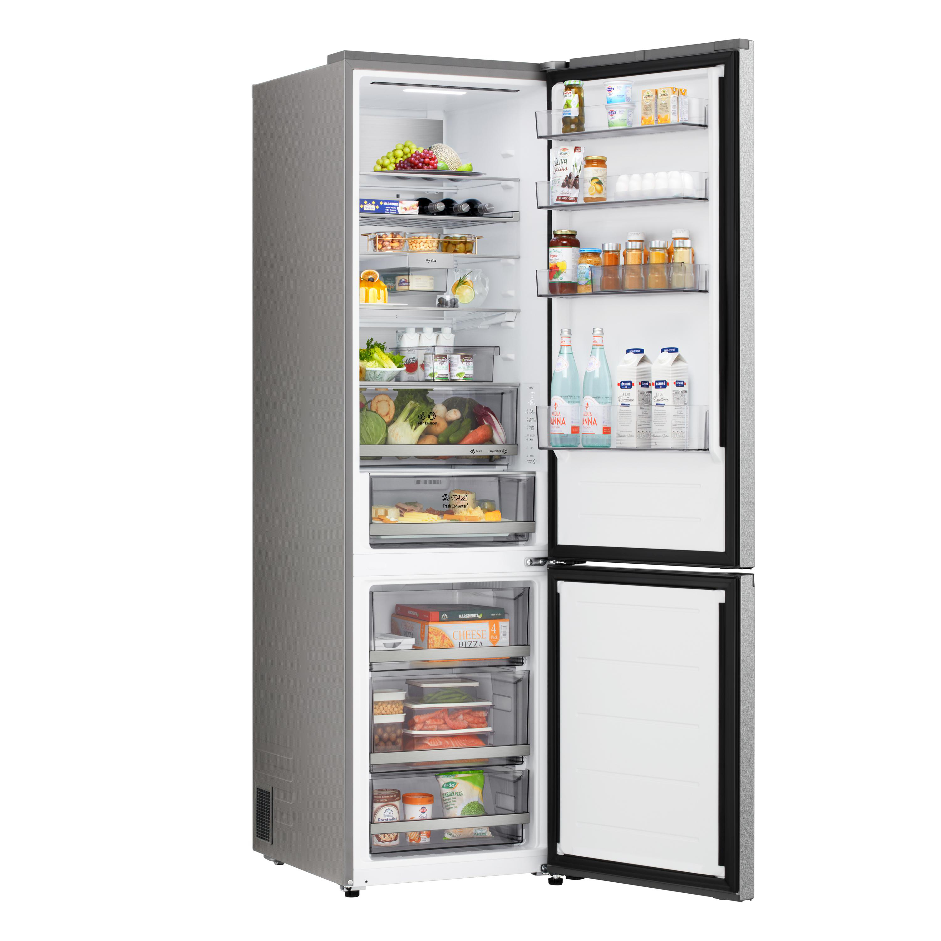 Ein offener Kühlschrank mit Lebensmitteln, darunter Obst, Gemüse, Getränke und Käse.