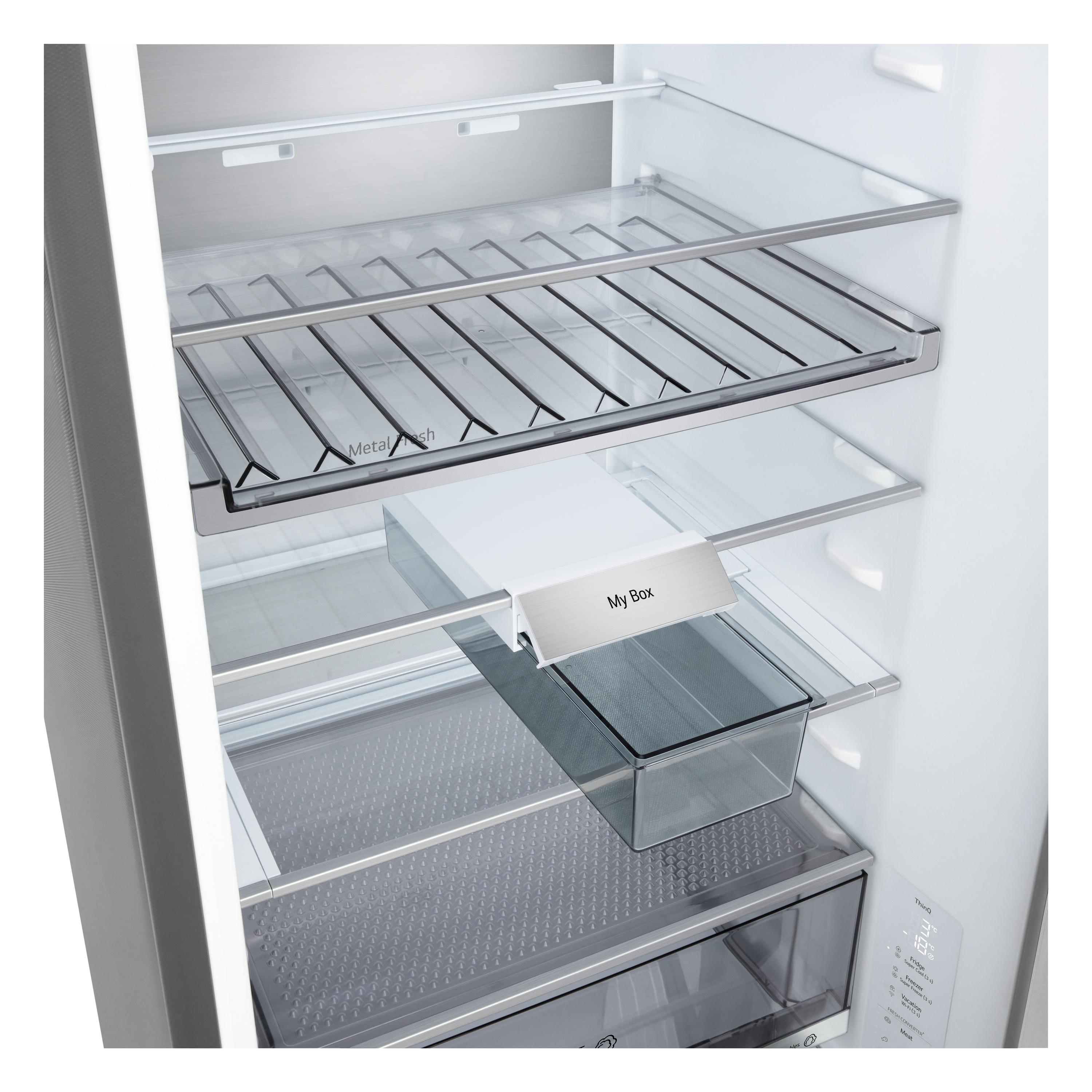 Ein leerer Kühlschrank mit Glasböden, Schubladen und einem Bedienfeld.