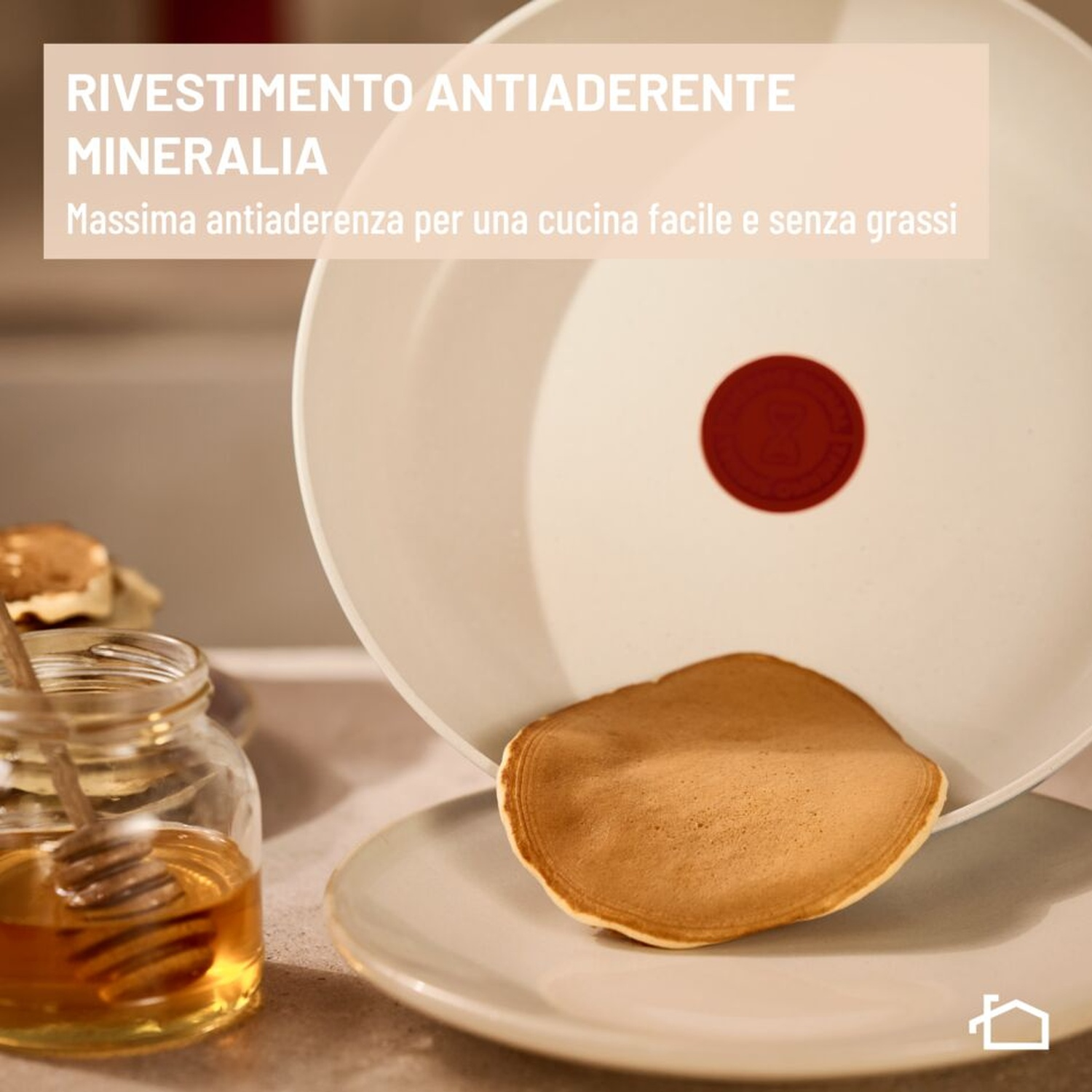 Pancakes su un piatto con barattolo di miele vicino, rivestito.