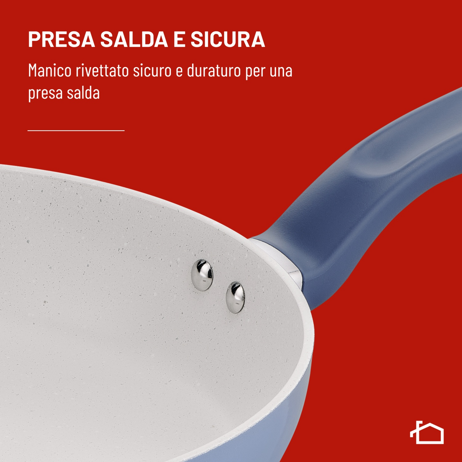 Primo piano di una padella con manico blu e interno chiaro su sfondo rosso.
