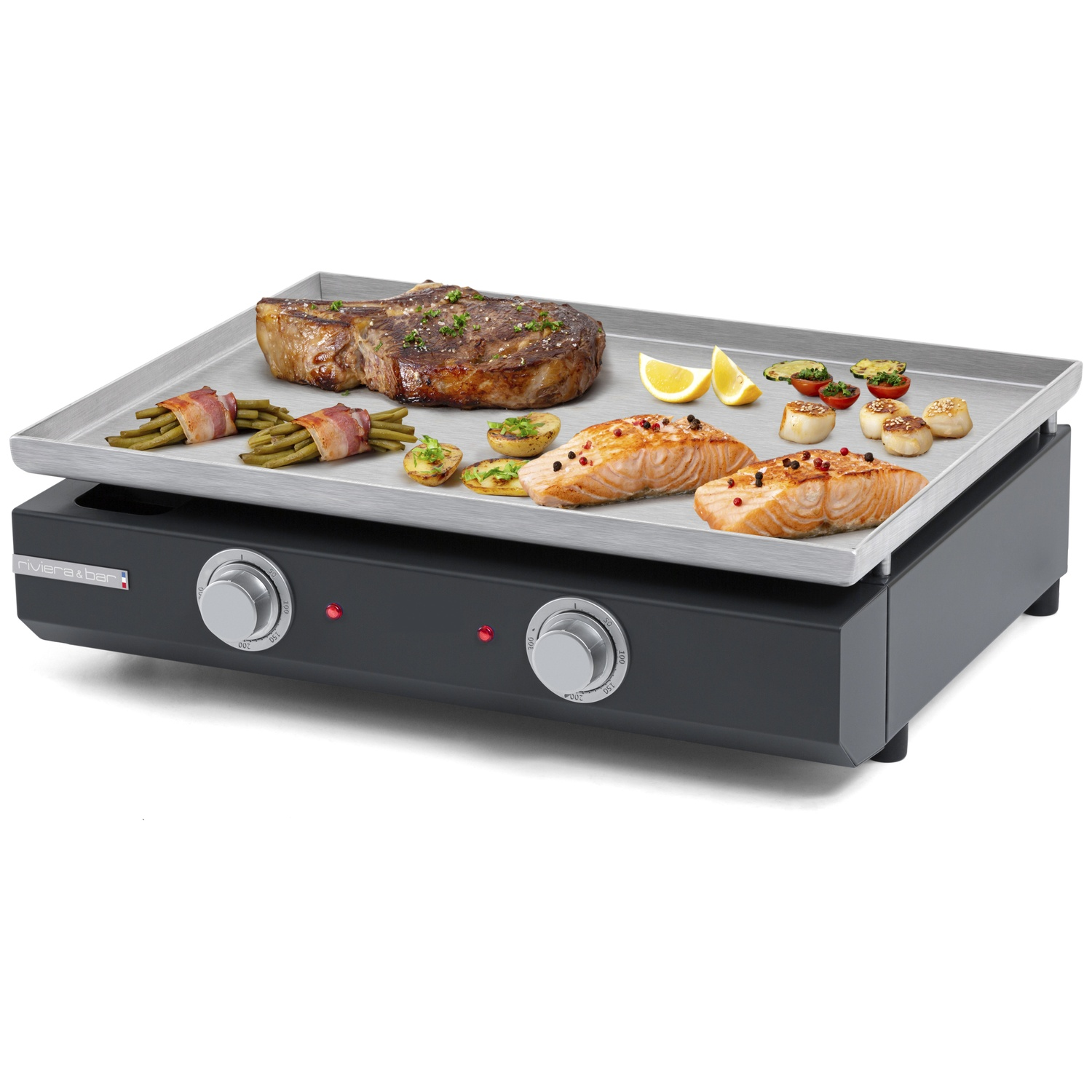 Een grillplaat met biefstuk, zalm, spek-omwikkelde sperziebonen en citroenschijfjes.