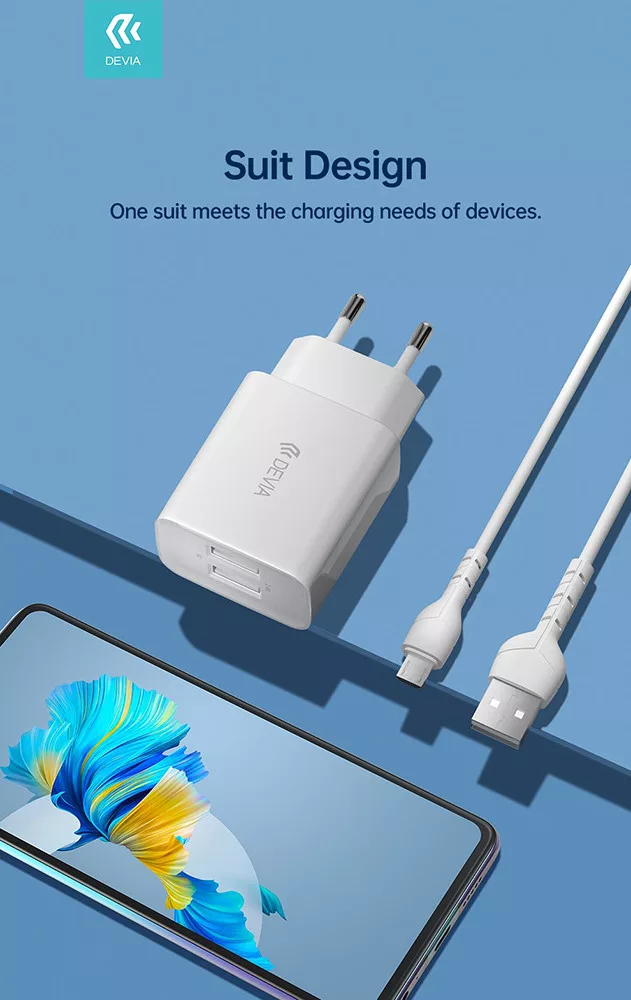 Egy fehér, két USB-portos töltő és két fehér töltőkábel kék felületen.