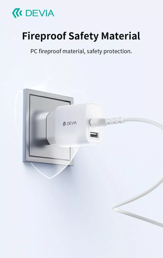 Egy fehér Devia két USB-portos töltő egy ezüst fali aljzatban.