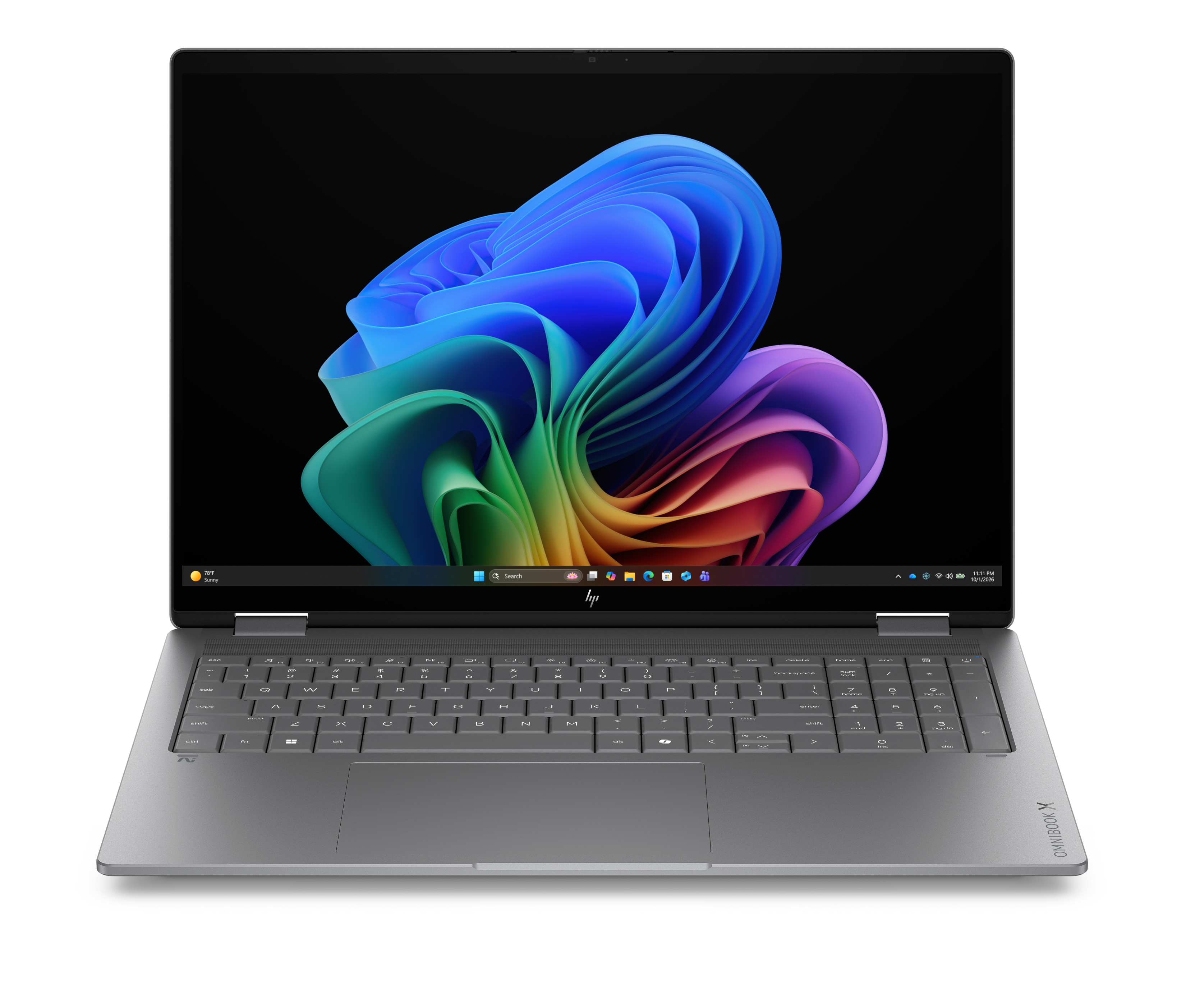Srebrny laptop z kolorową abstrakcyjną tapetą na czarnym tle.