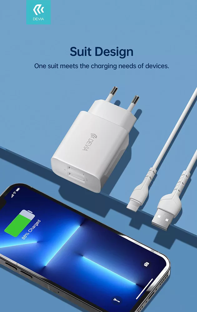 Egy fehér, két USB-portos töltő, egy okostelefon és egy töltőkábel.