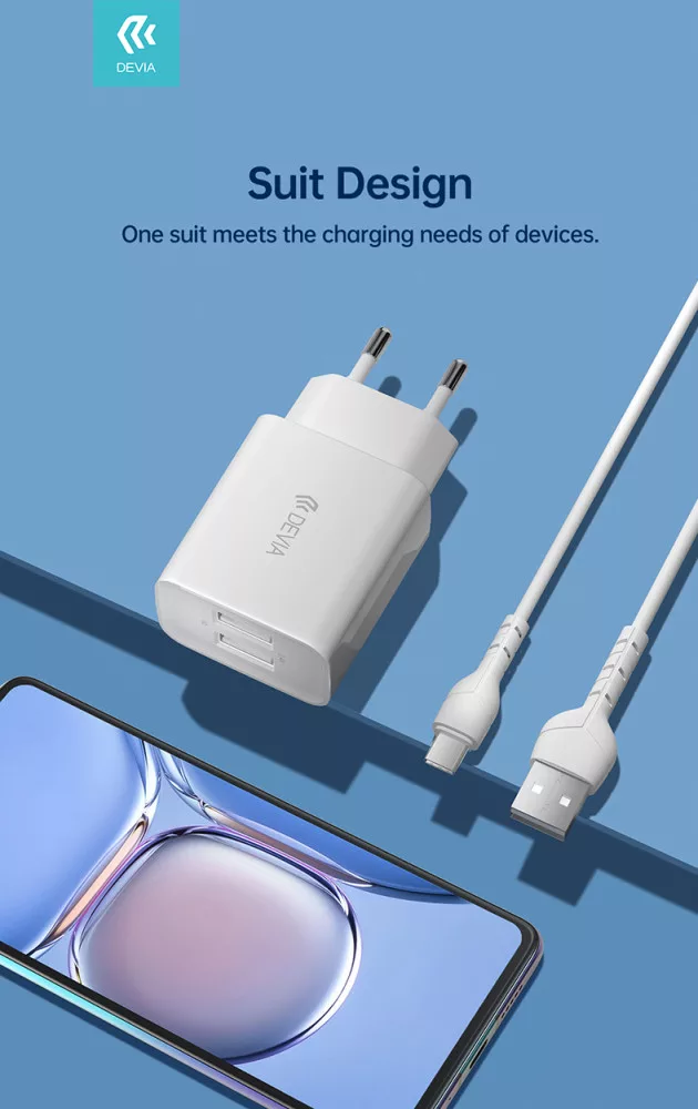 Fehér, kétportos USB töltő és fehér USB-kábel okostelefon mellett.