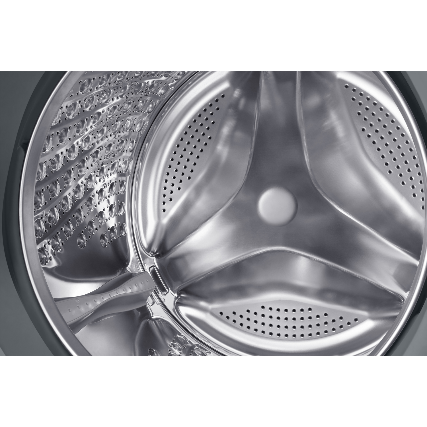 Binnenaanzicht van een zilverkleurige metalen wasmachinetrommel met kleine gaatjes.