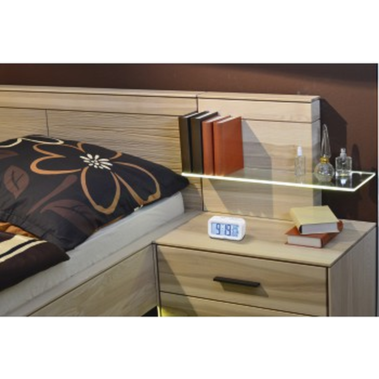 Houten nachtkastje met klok, boeken, parfumflesjes en kussens.