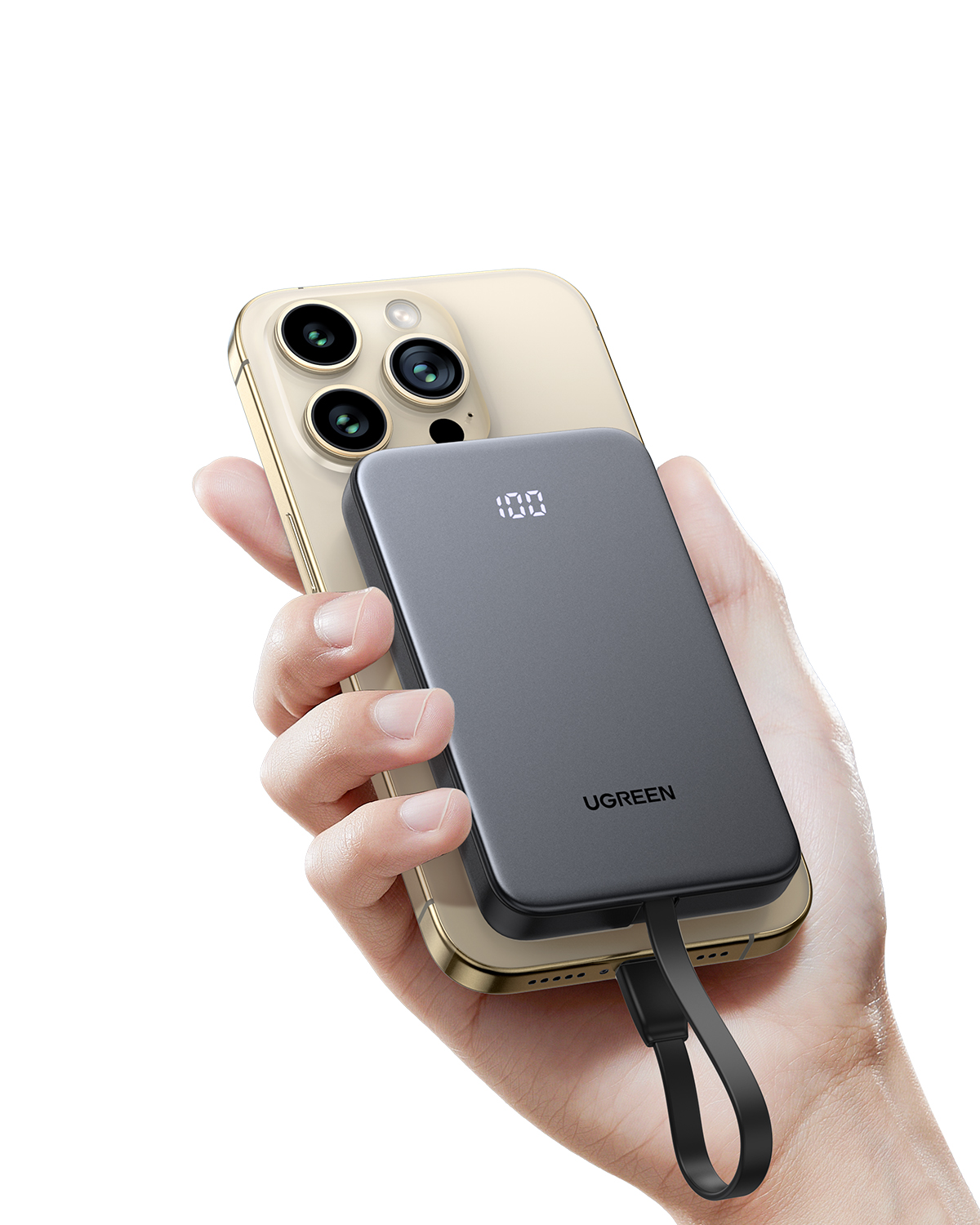 Bir el, %100 şarj gösteren altın rengi bir akıllı telefon ve gri bir powerbank tutuyor.