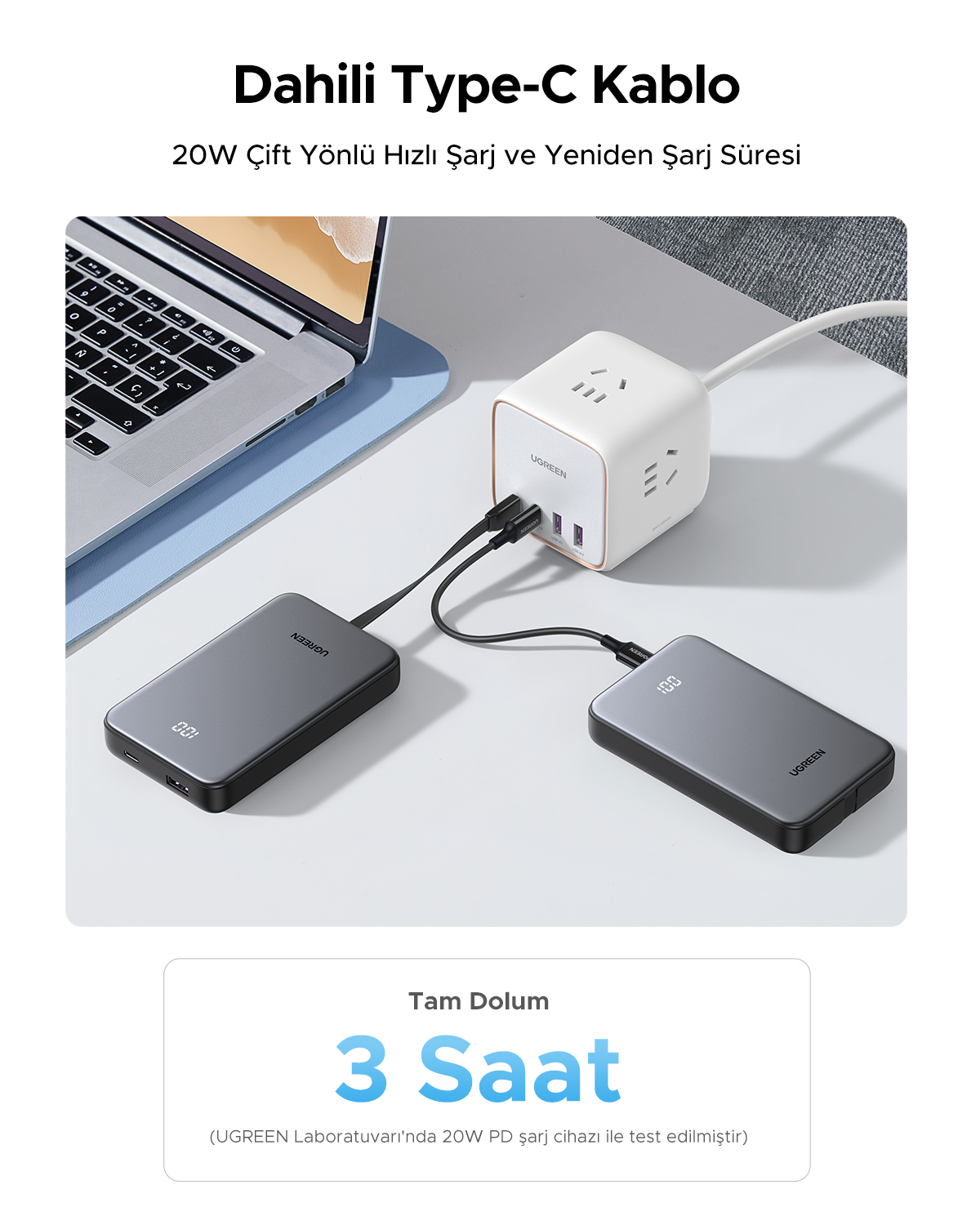 Bir dizüstü bilgisayar, beyaz bir şarj istasyonu ve iki powerbank bağlıdır.
