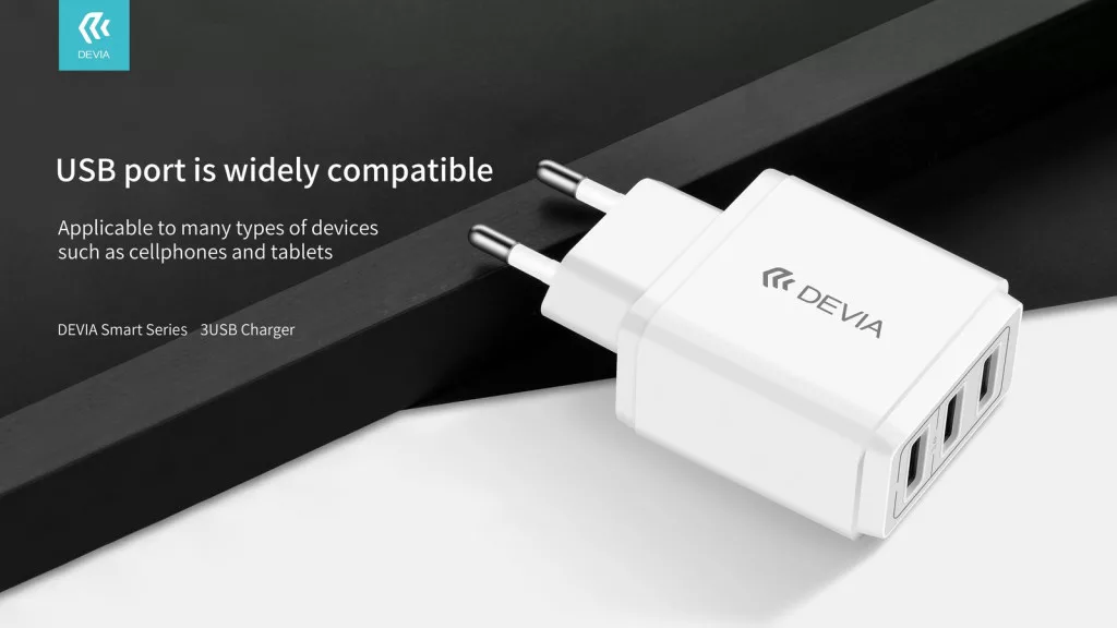 Egy fehér DEVIA 3-USB-s töltő, három porttal és két csappal.