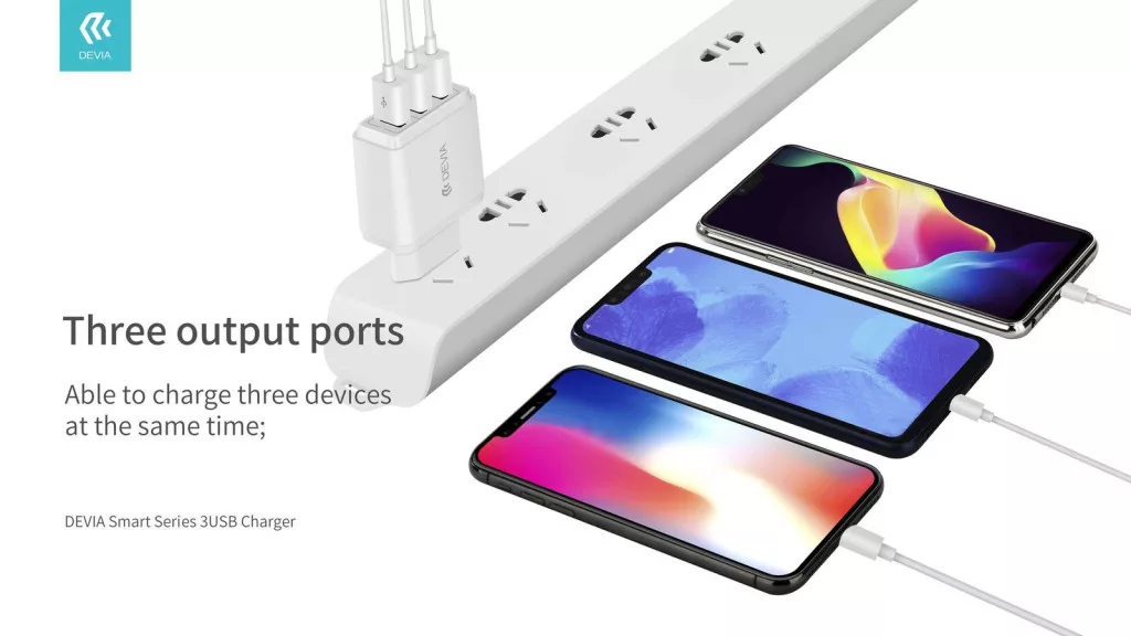 Fehér elosztótábla három okostelefonnal, amelyeket egy fehér USB-adapter tölt.