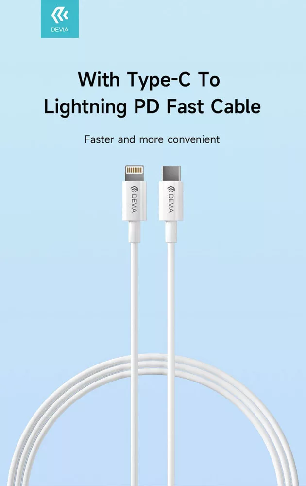 Két fehér töltőkábel Type-C és Lightning csatlakozóval, kék háttéren.