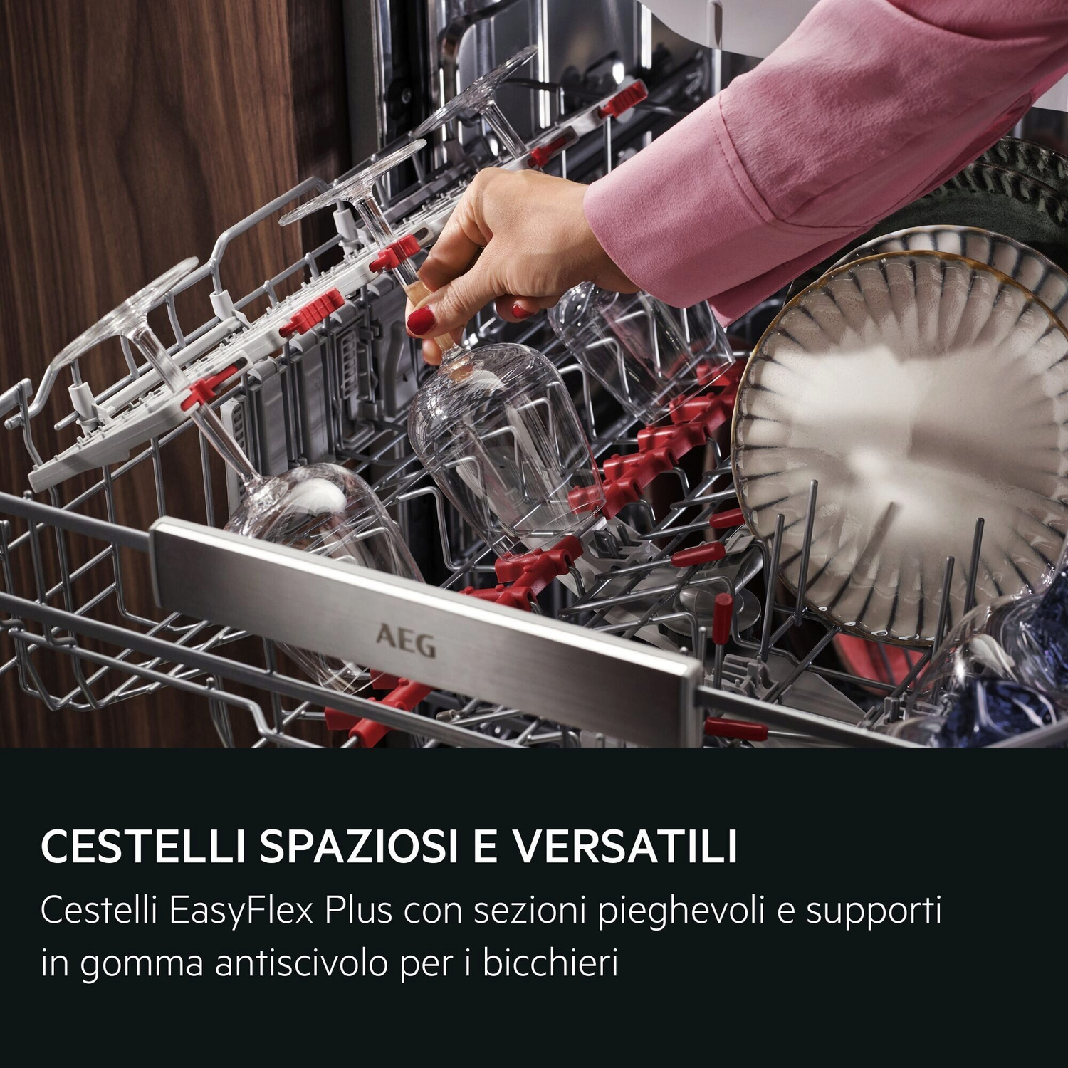 Mano che mette un bicchiere da vino nel cestello.