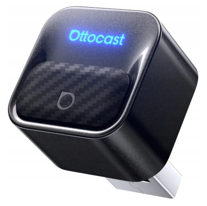 Czarny adapter Ottocast z niebieskim, świecącym logo i akcentem z włókna węglowego.